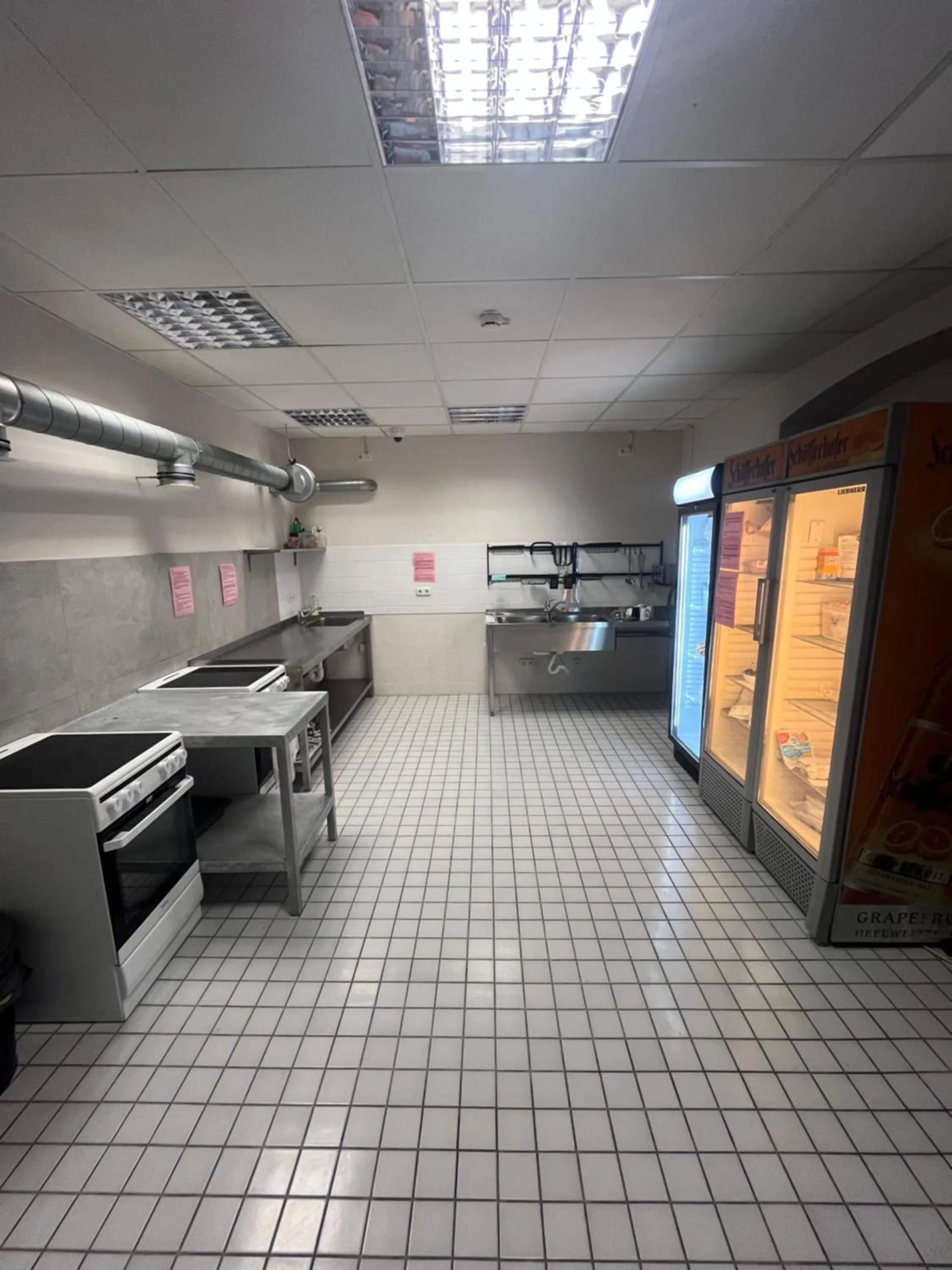 Communal kitchen in Singer109 Hostel, Hotel & Apartment