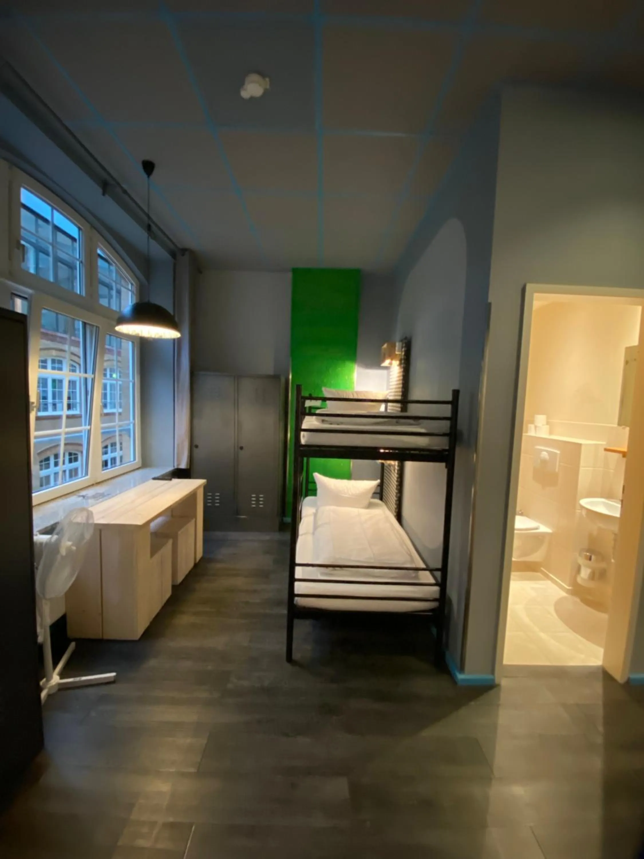 Bathroom, Bed in Singer109 Hostel, Hotel & Apartment