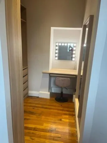 wardrobe in The Tavern Bed and Breakfast