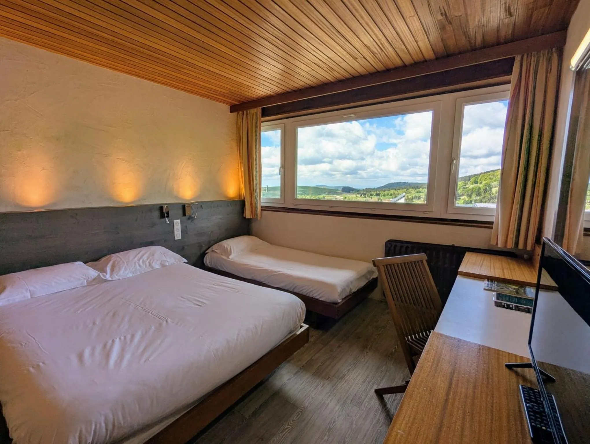 Photo of the whole room, Bed in Gergovia