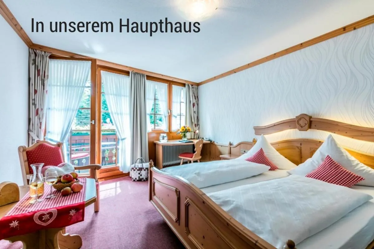 room service, Bed in Hotel Restaurant Krone & Wellness - Schopfheim