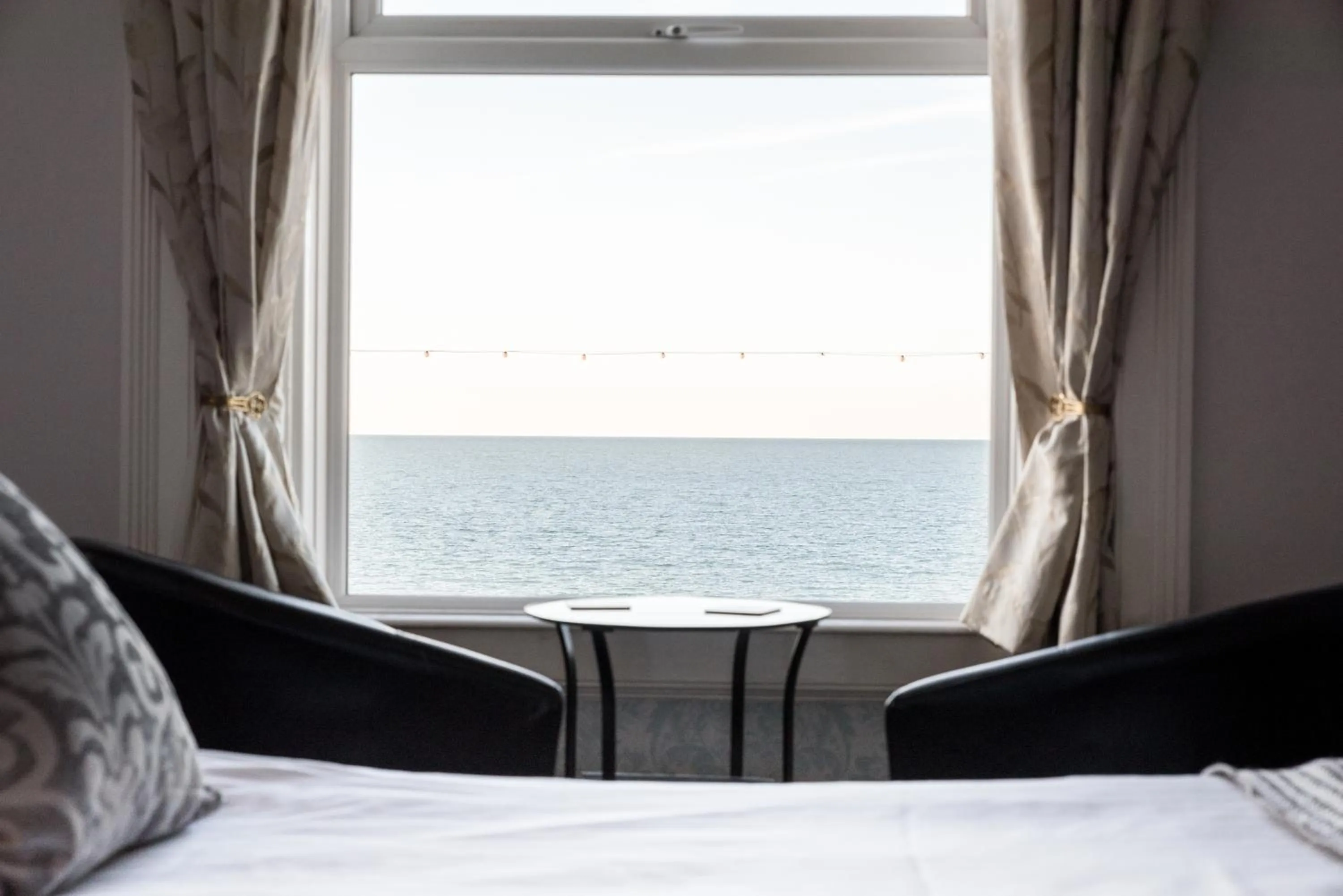 Seating area, Bed in The Grafton Guest House