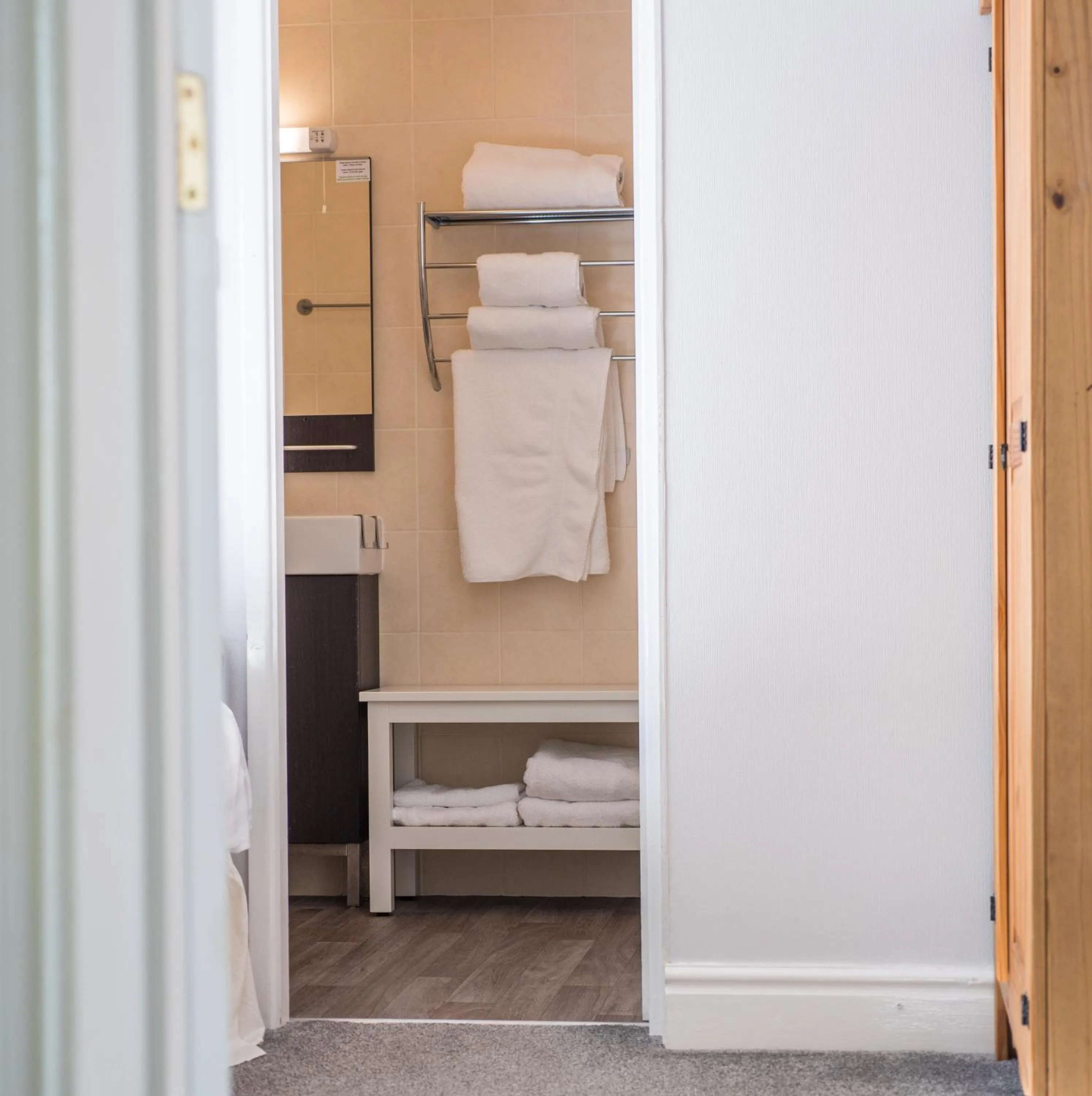 Bathroom, Bed in The Grafton Guest House