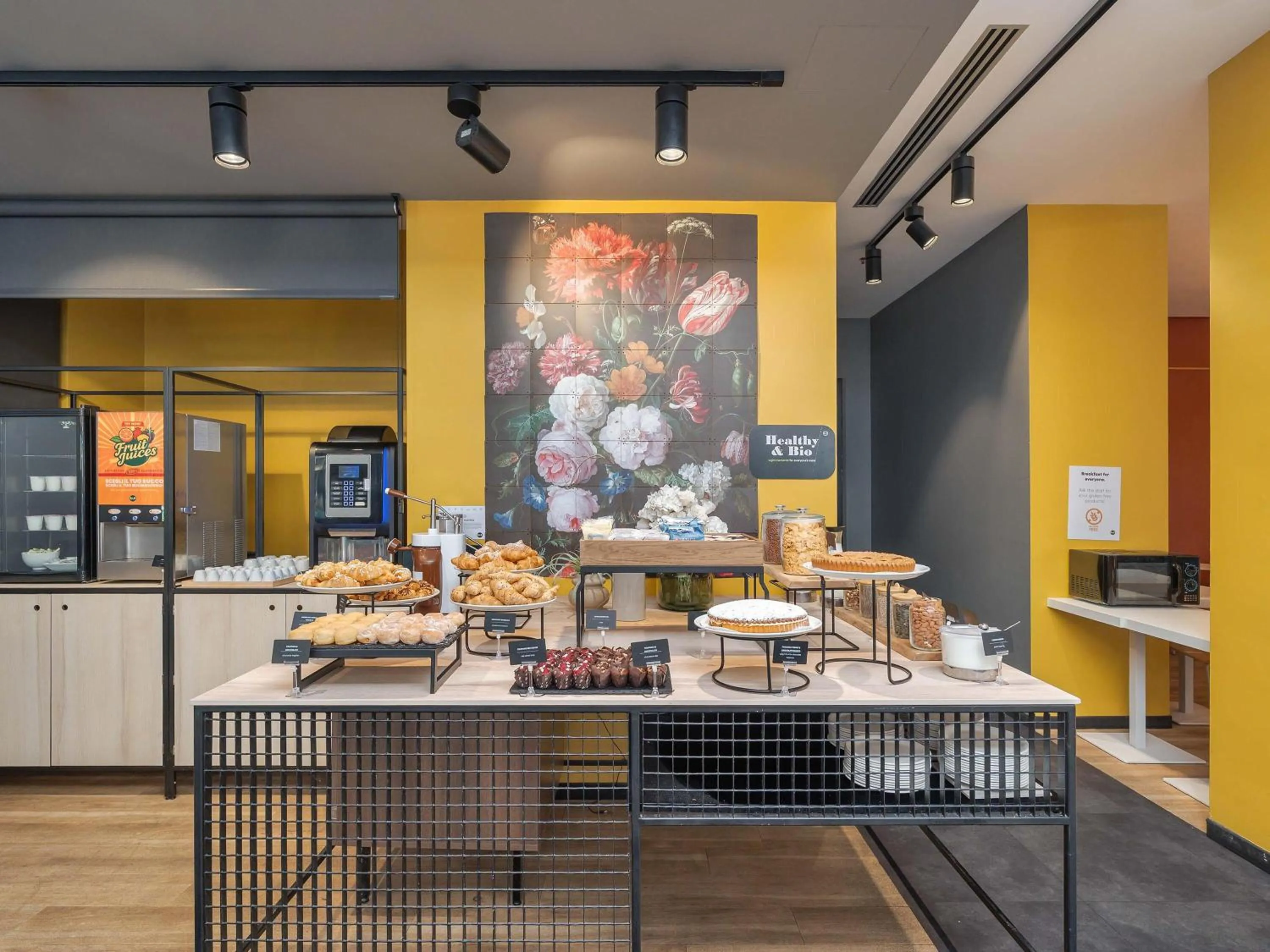 Restaurant/places to eat in B&B Hotel Milano Central Station