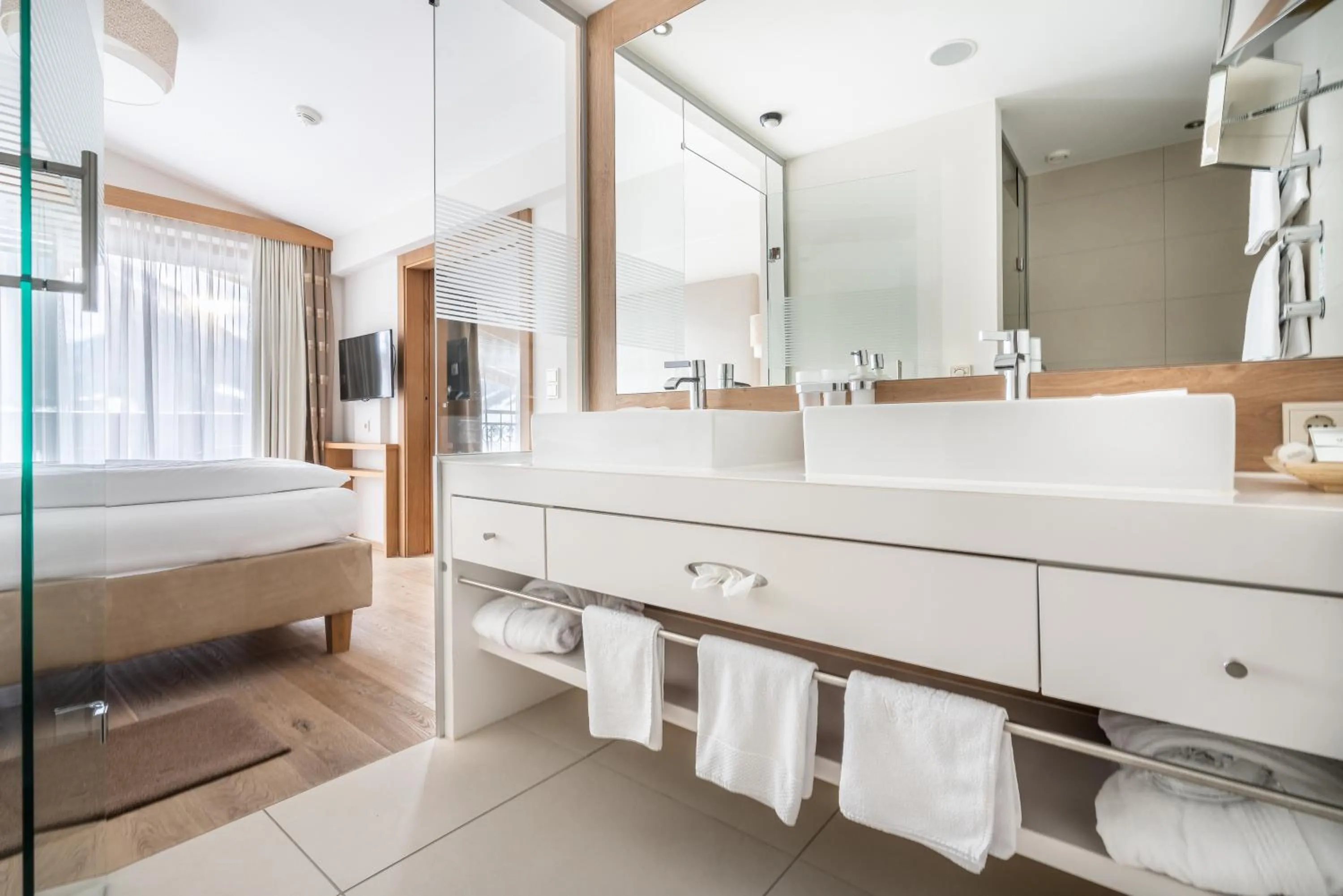 Bathroom, Bed in Hotel Trofana Alpin