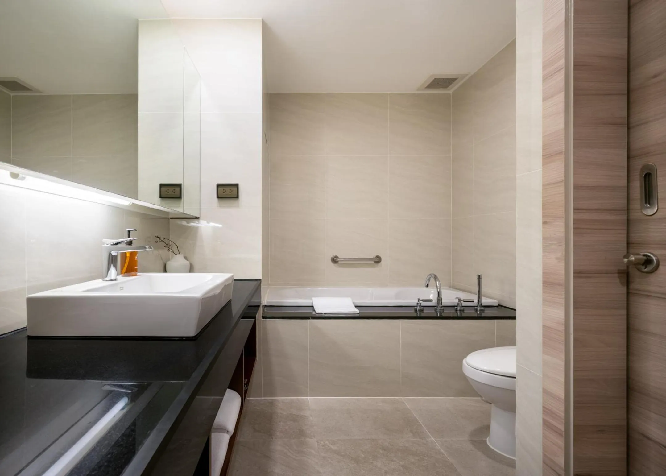 Bath in Adelphi Suites Bangkok