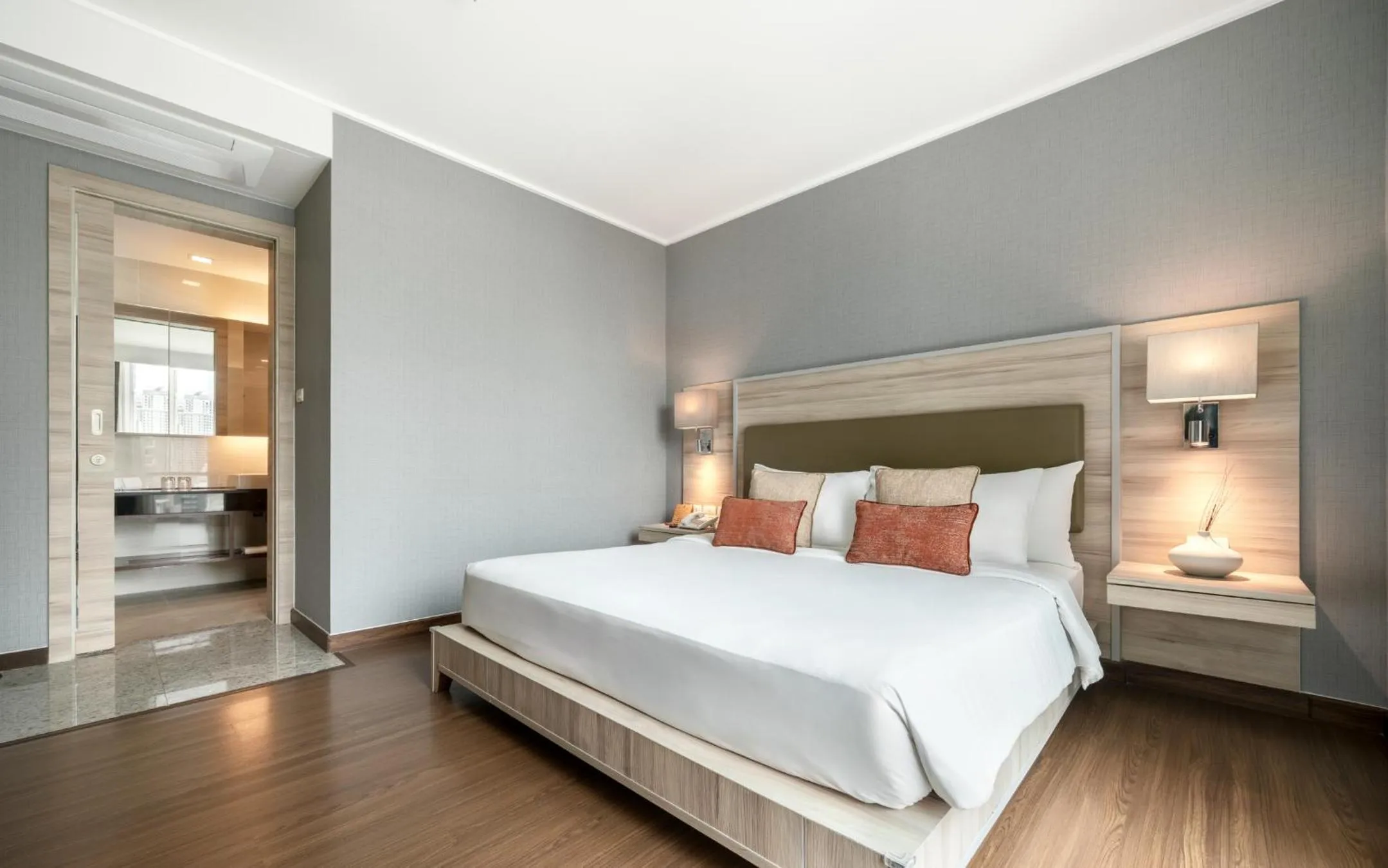 Bed in Adelphi Suites Bangkok