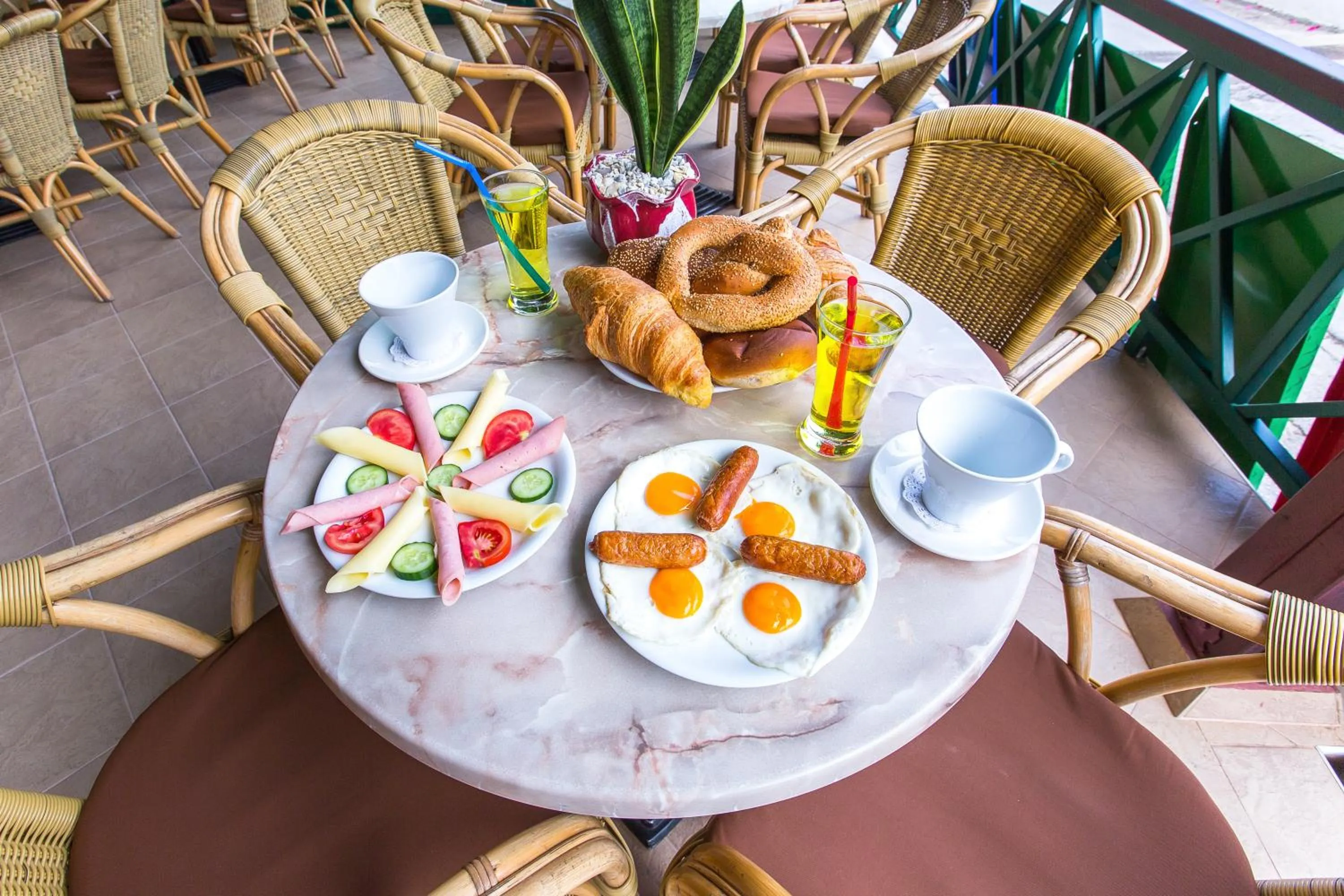 Breakfast in Litsa Studios