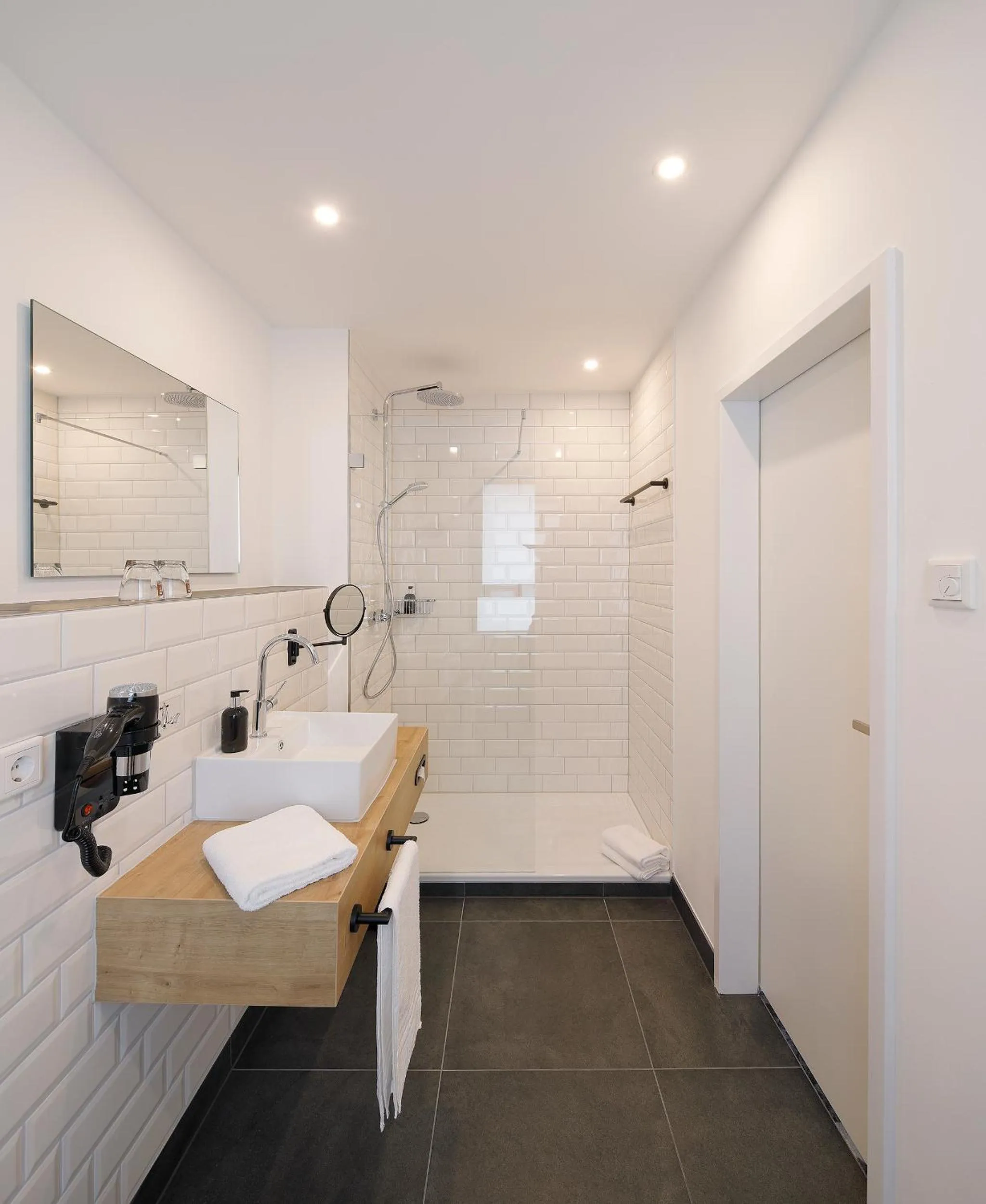 Bathroom, Bed in Coffee Fellows Hotel Dortmund