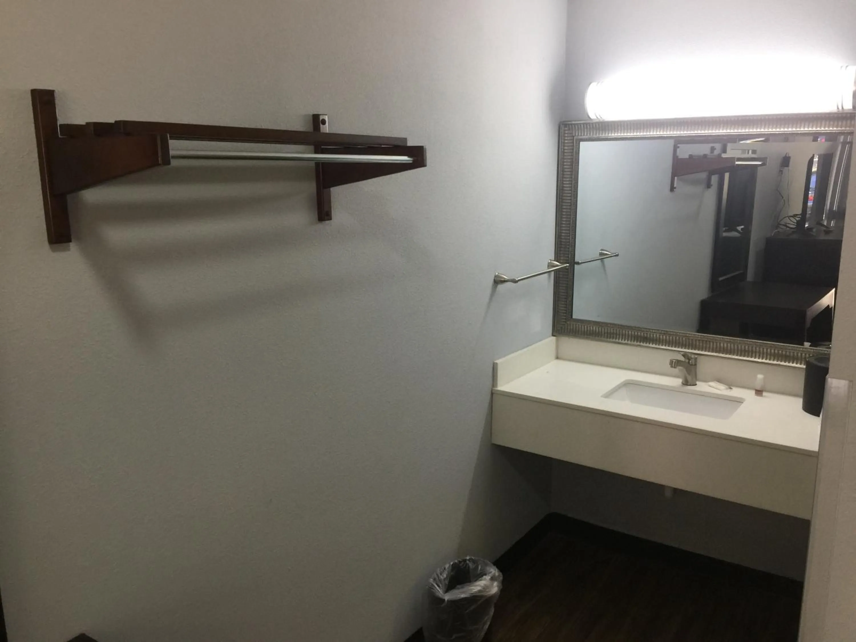 Bathroom in Hillside Motel Glen Mills