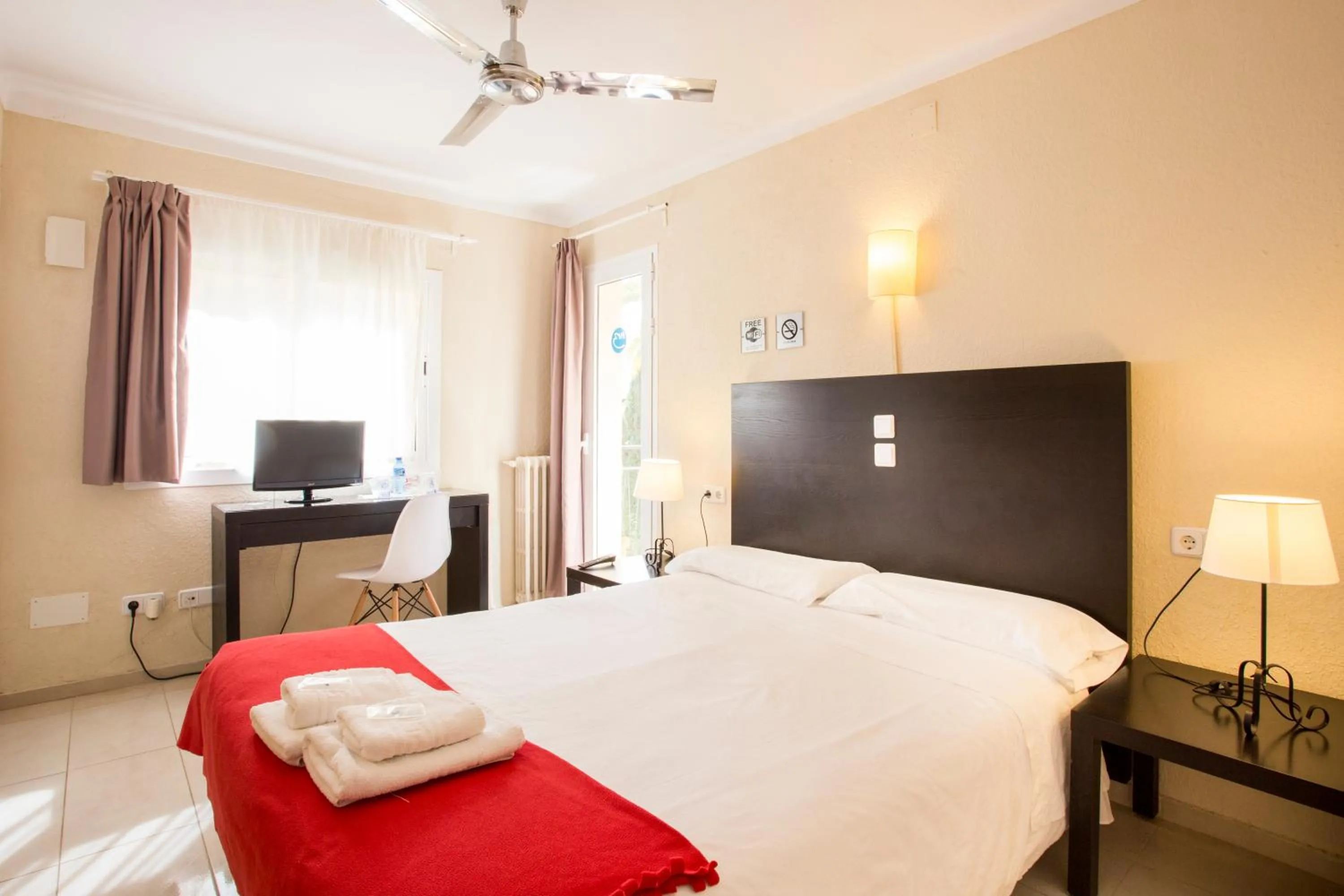 TV and multimedia, Bed in Hostal Bonany