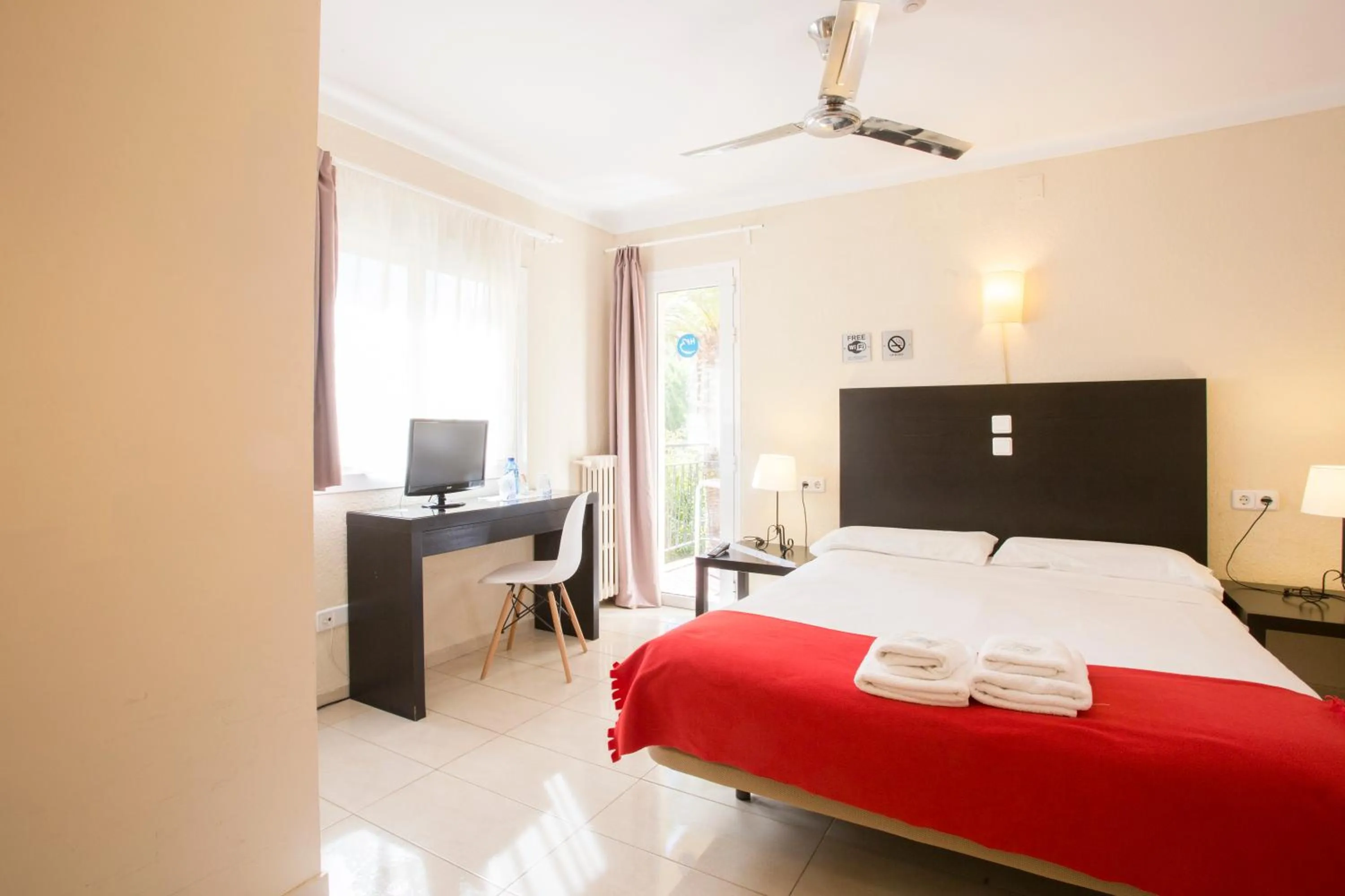 TV and multimedia, Bed in Hostal Bonany