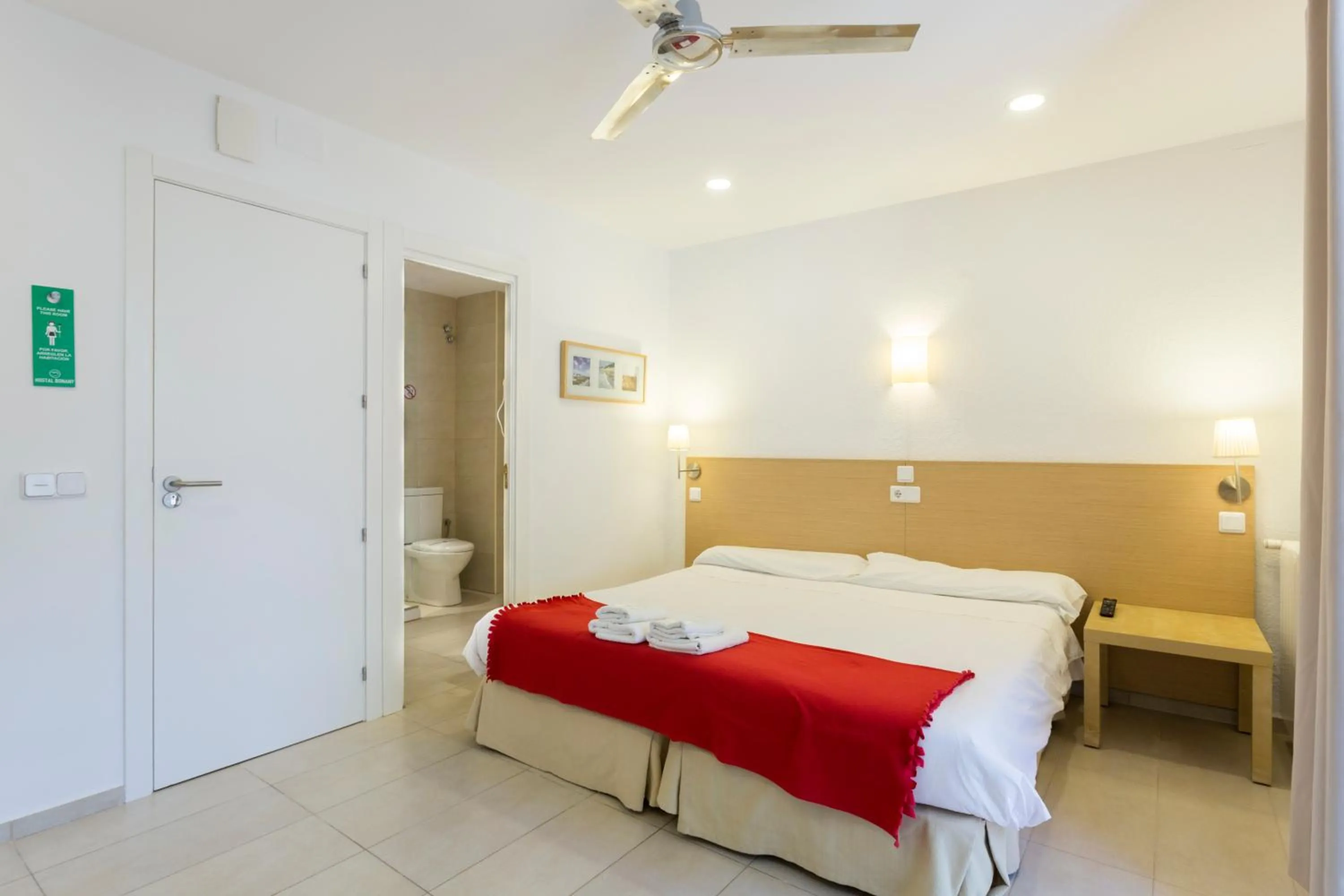 Bathroom, Bed in Hostal Bonany