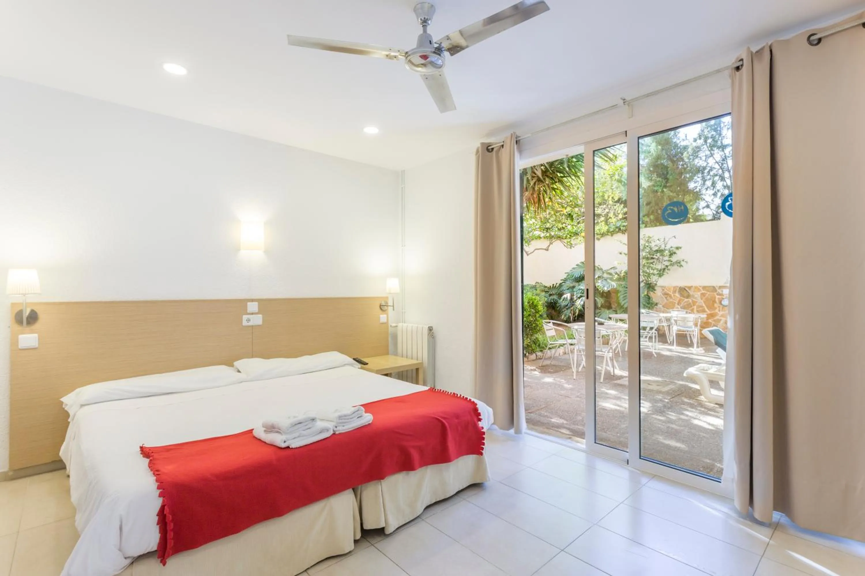 Balcony/Terrace, Bed in Hostal Bonany