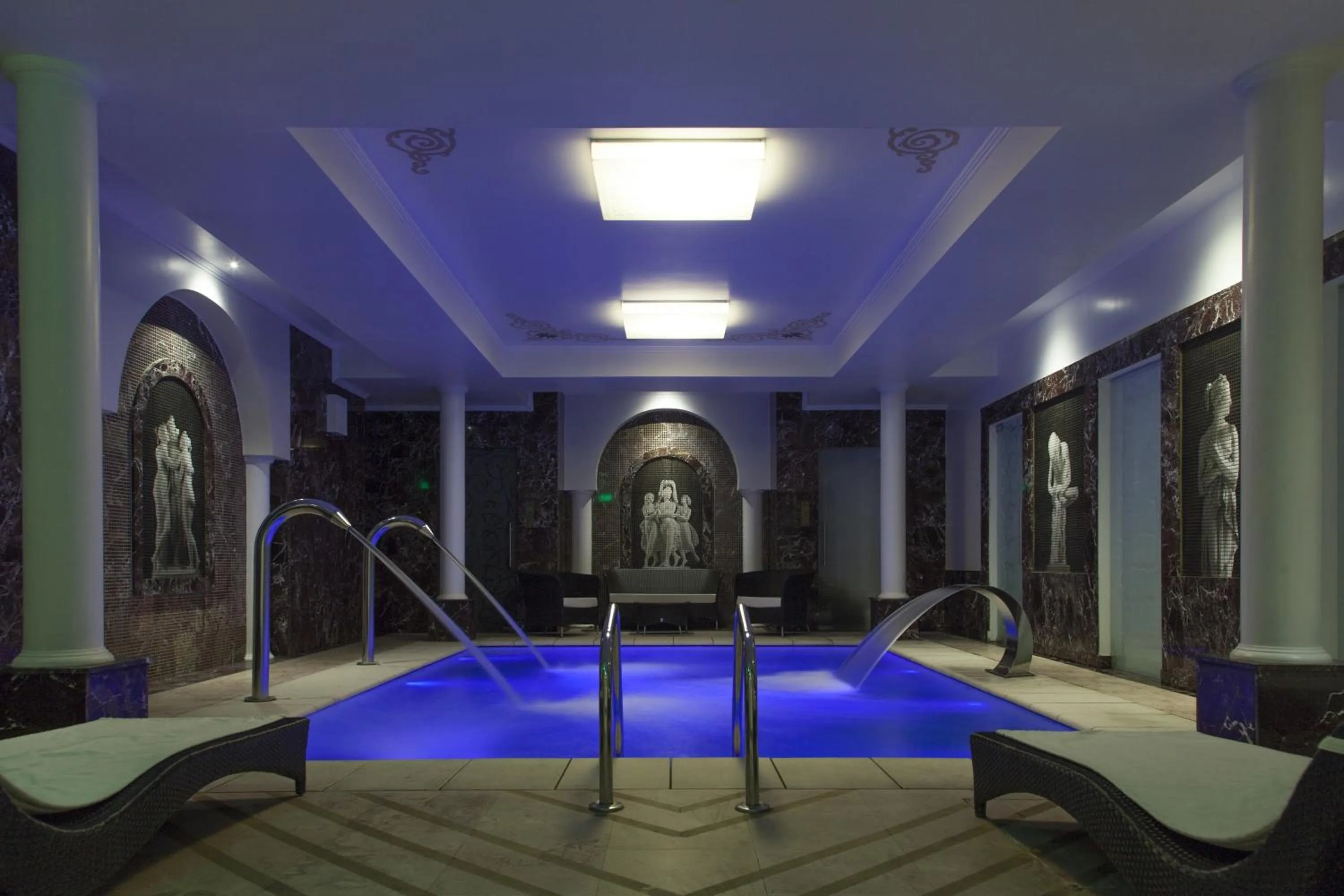 Swimming pool in Epoque Hotel - Relais & Chateaux