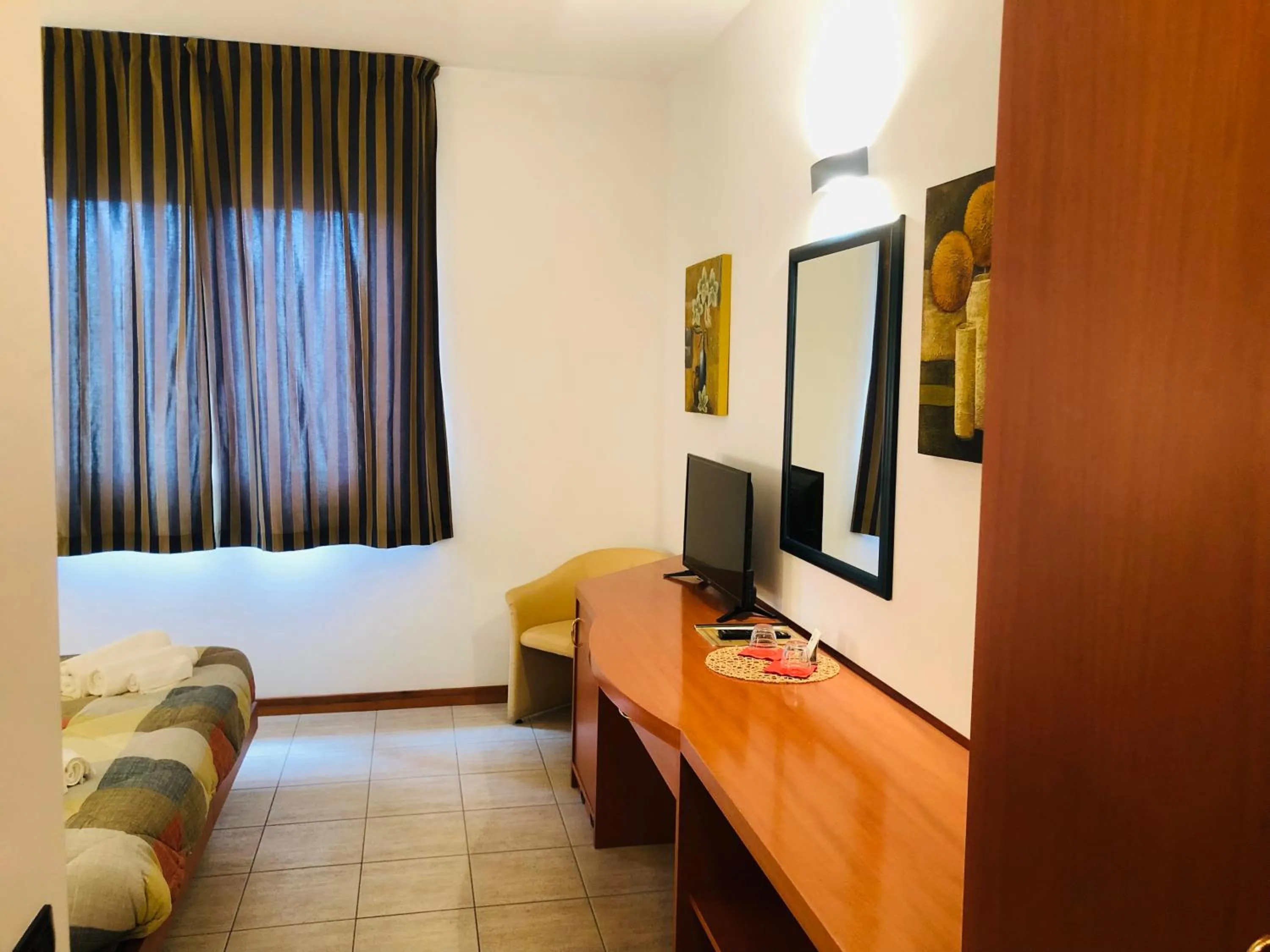 wardrobe, Bed in Hotel Softwood