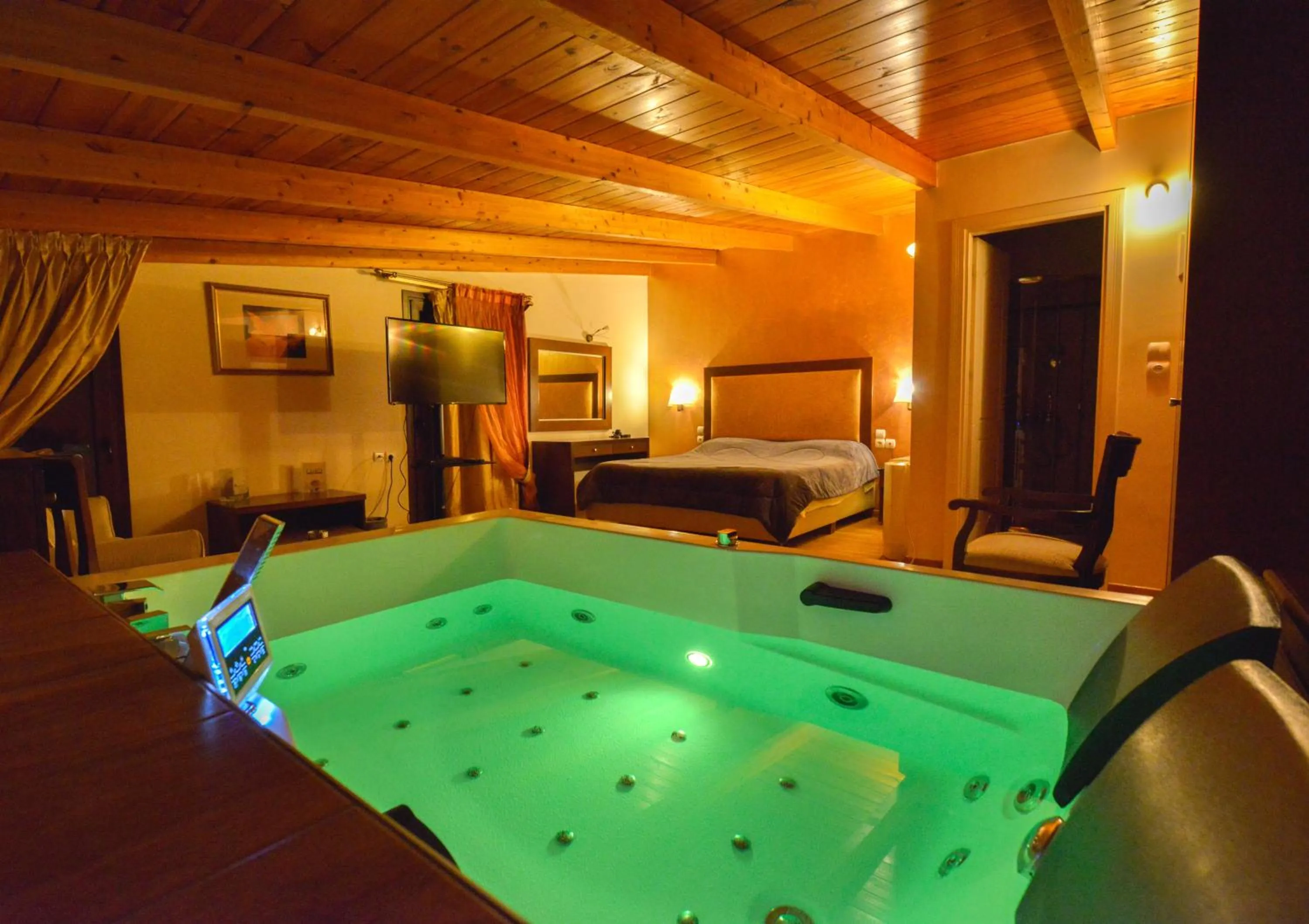 Hot Tub, Bed in Hotel Chris