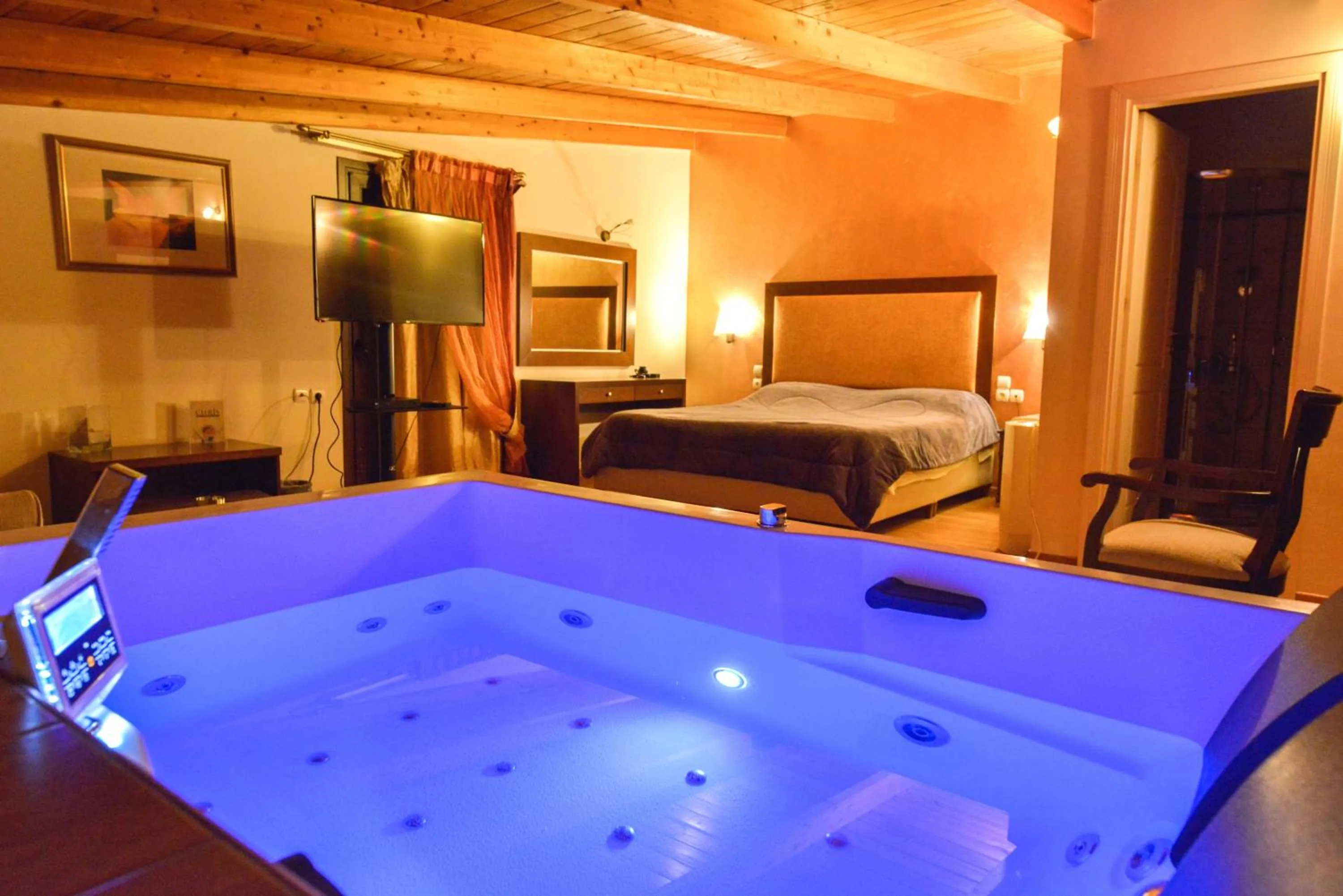 Hot Tub, Bed in Hotel Chris