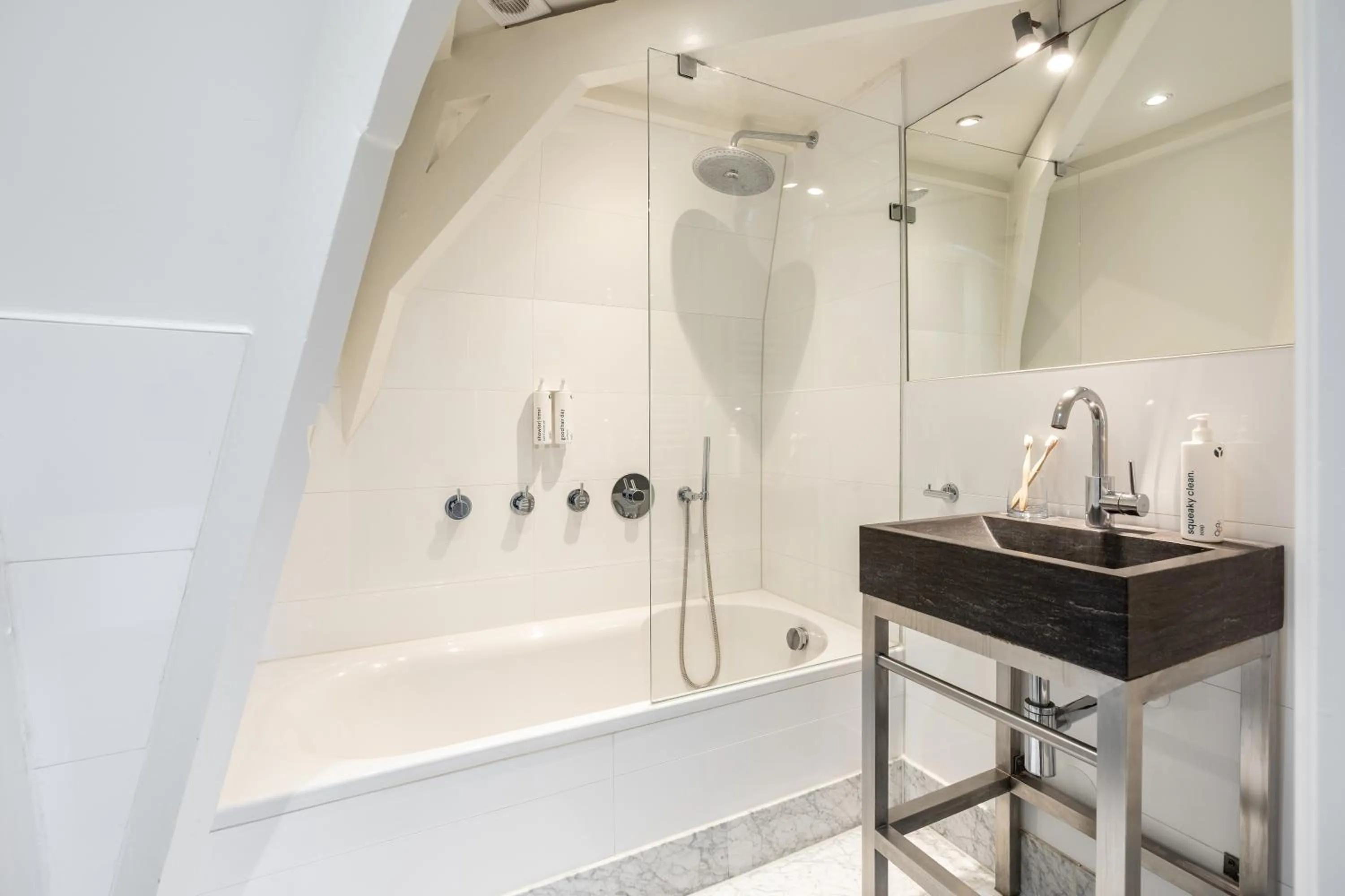 Shower in Numa Amsterdam Helmers