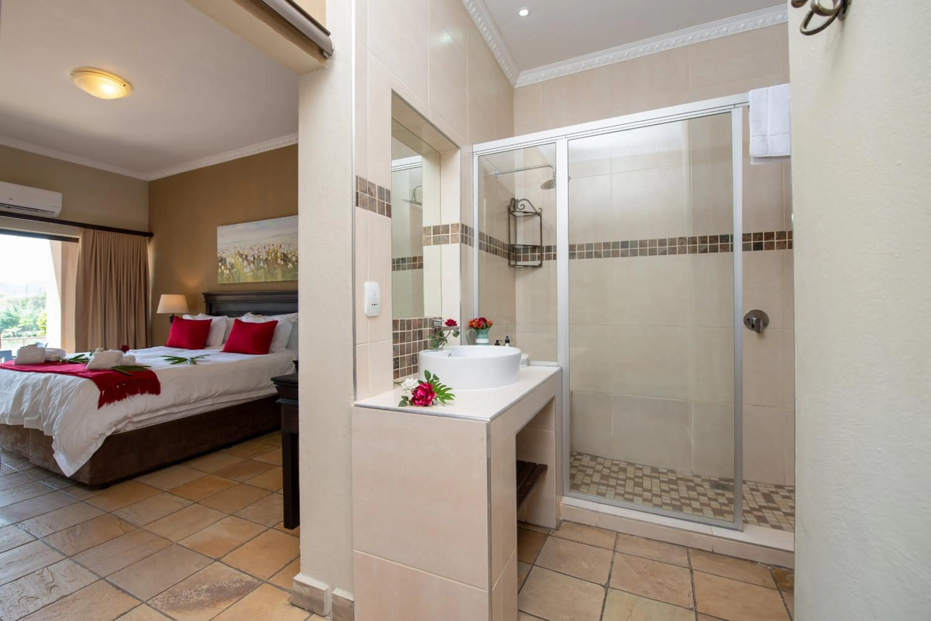 Bathroom, Bed in Nkomazi Kruger Lodge & Spa