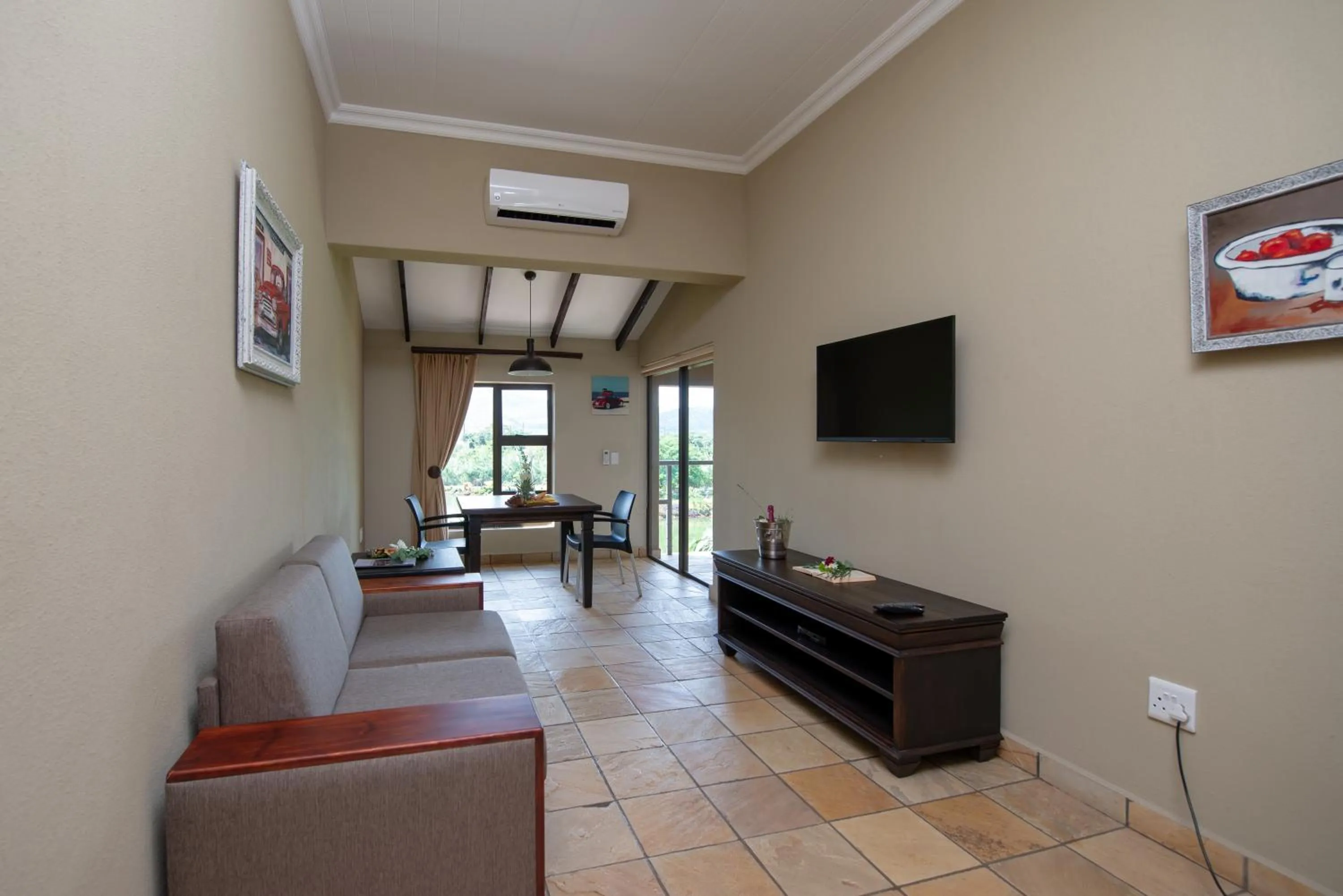 Communal lounge/ TV room in Nkomazi Kruger Lodge & Spa