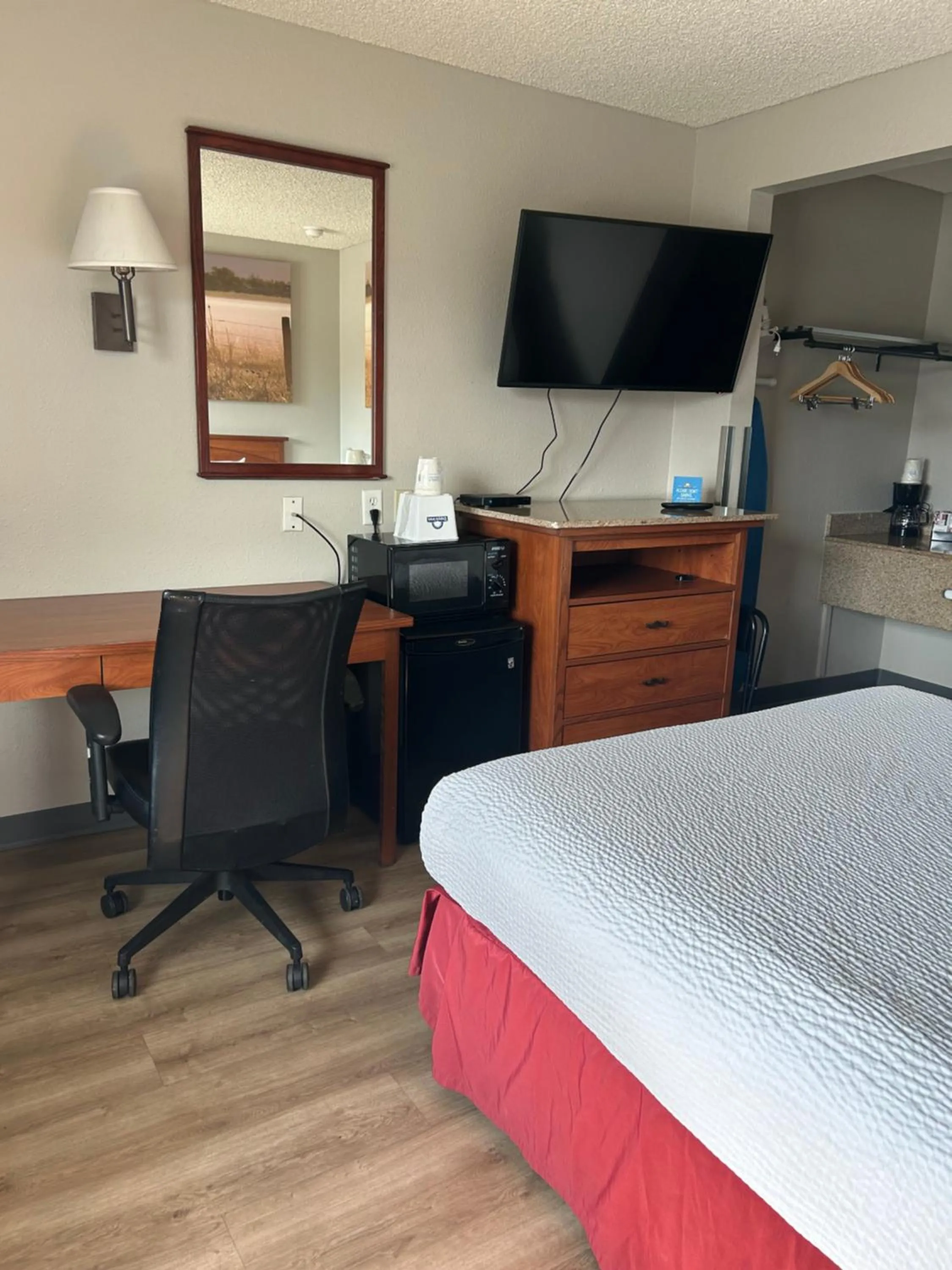 TV and multimedia in Days Inn by Wyndham Turlock