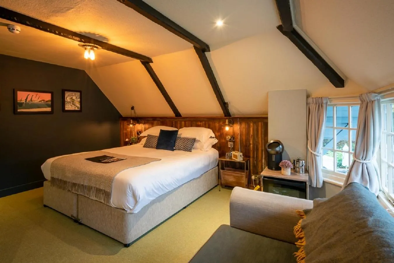 Photo of the whole room, Bed in Castle Inn