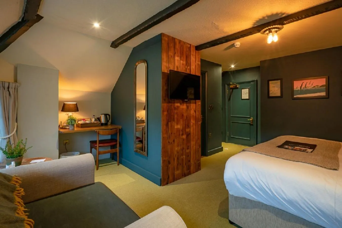 Photo of the whole room, Bed in Castle Inn