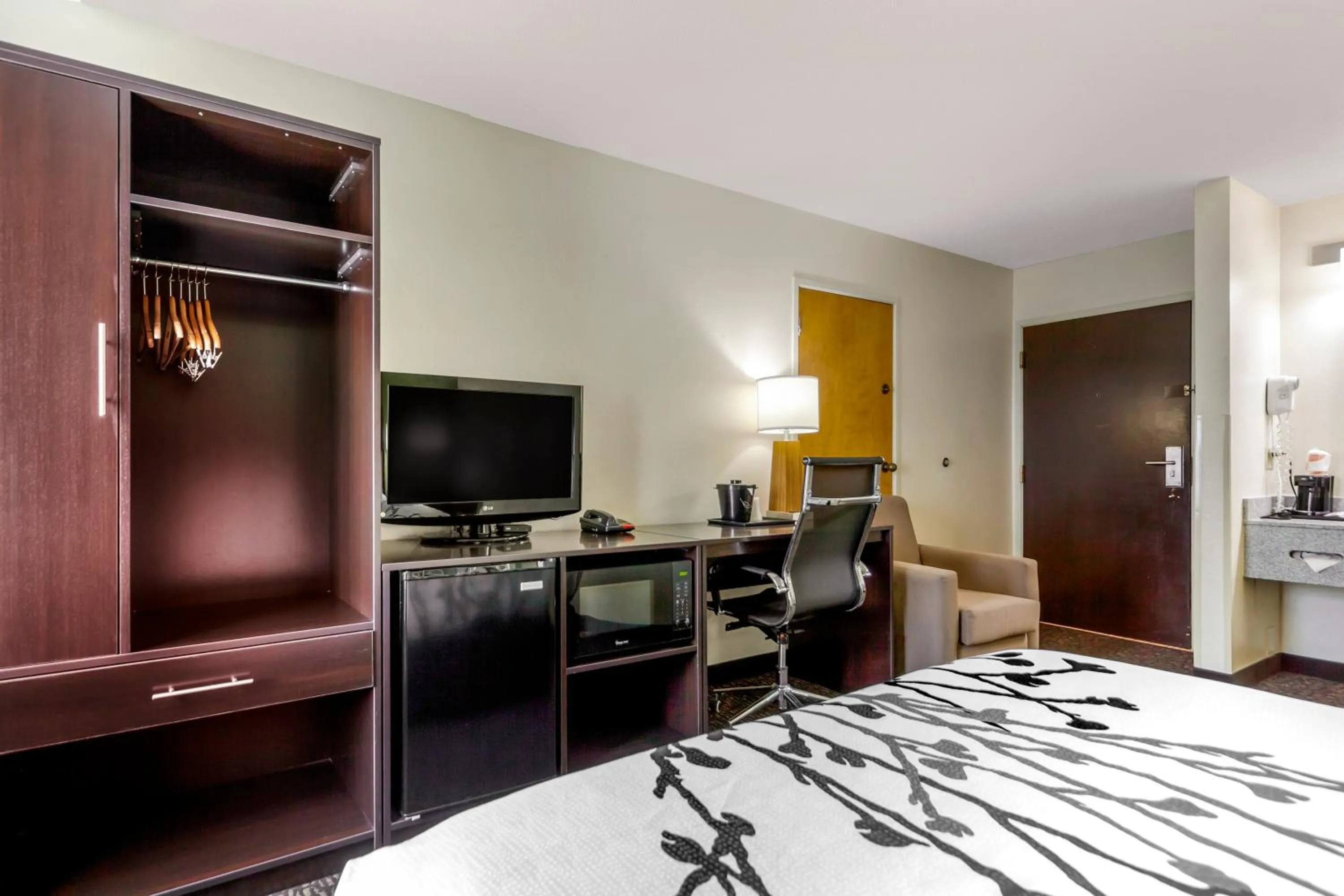 hair dresser, Bed in Sleep Inn & Suites Omaha Airport