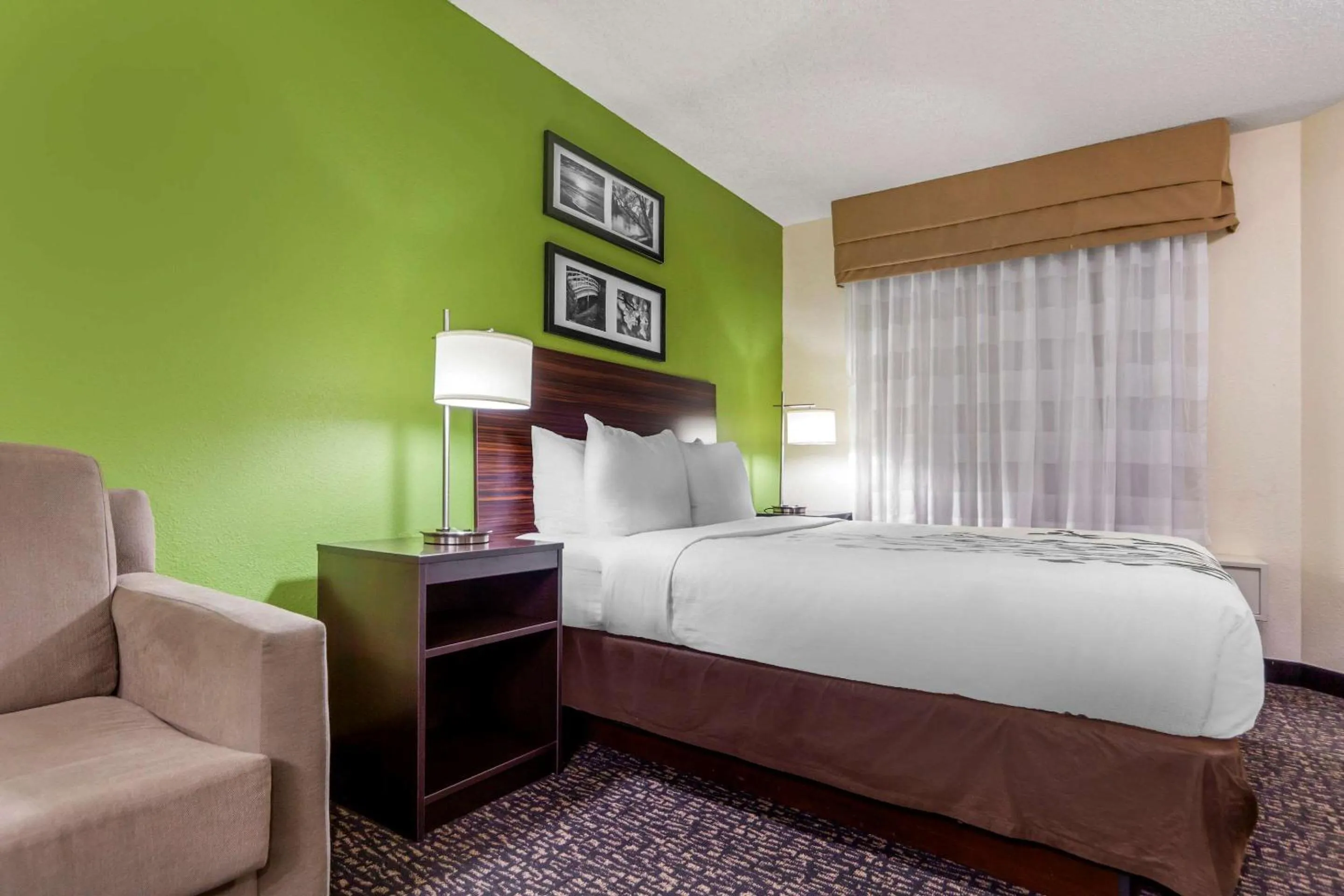 Photo of the whole room, Bed in Sleep Inn & Suites Omaha Airport