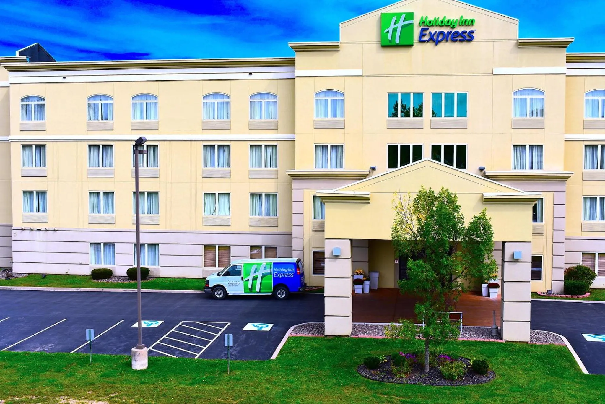 Property building in Holiday Inn Express Syracuse-Fairgrounds by IHG