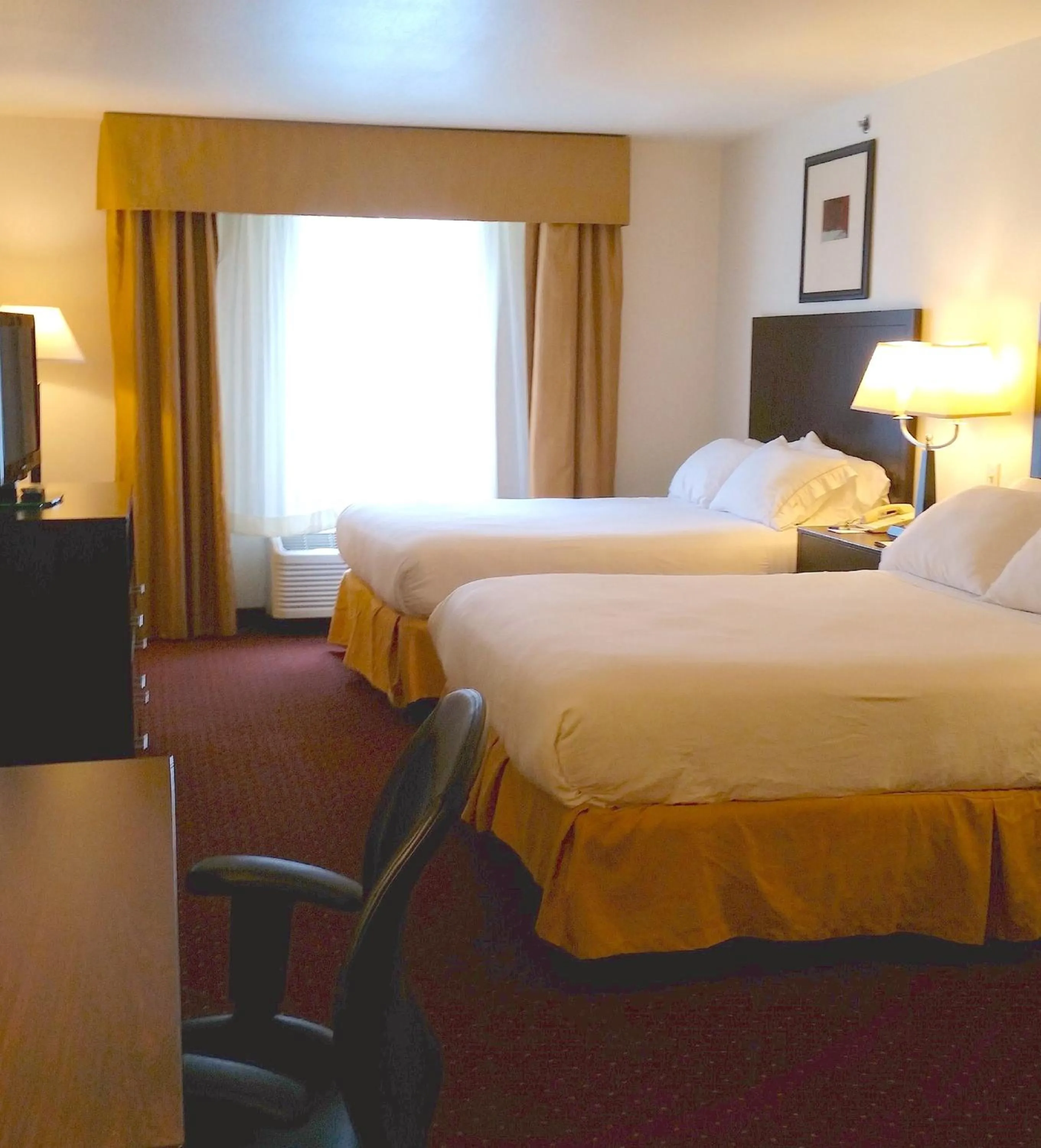 Photo of the whole room, Bed in Holiday Inn Express Syracuse-Fairgrounds by IHG