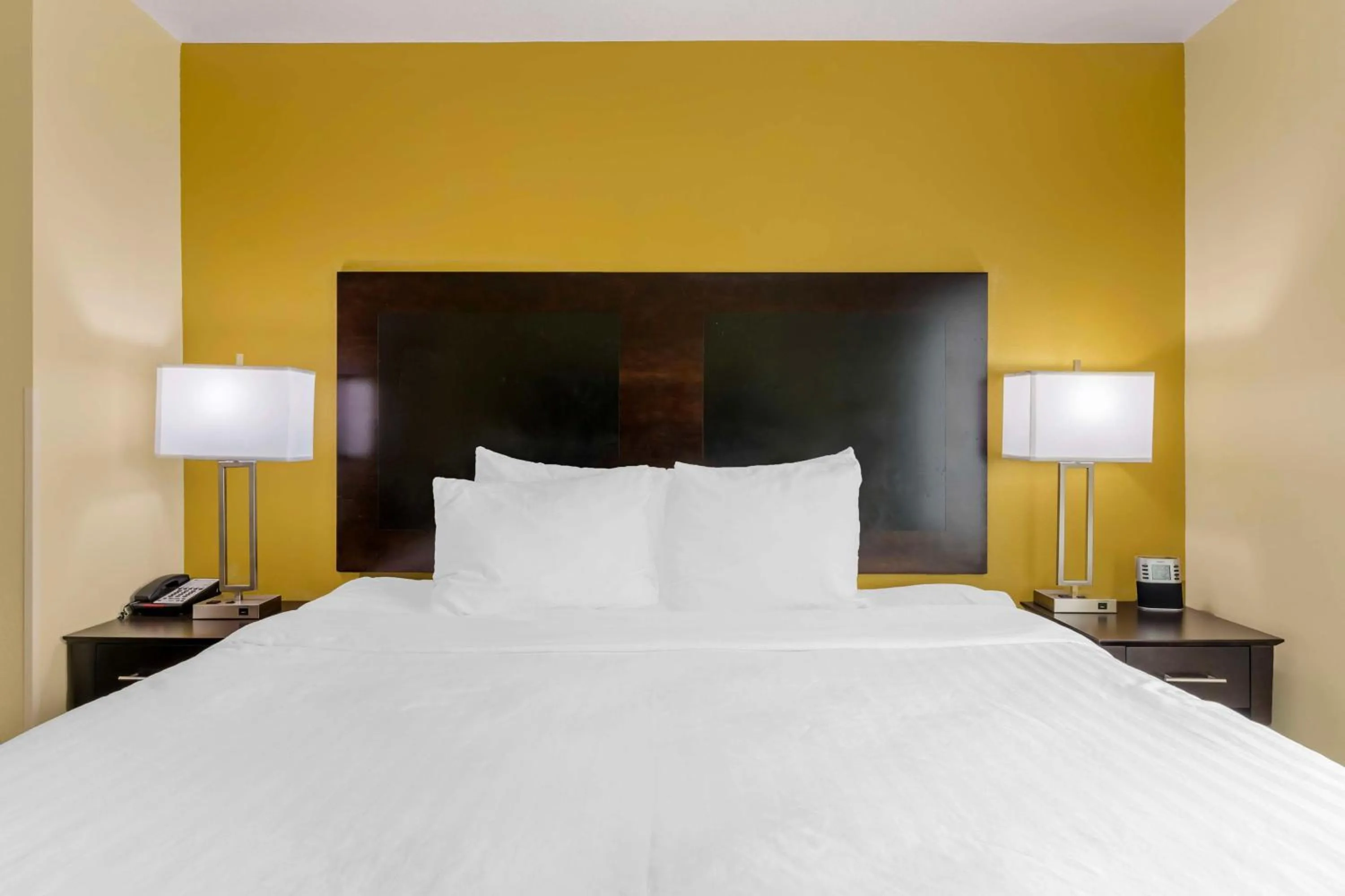 Bedroom, Bed in Best Western Plus Brunswick Inn & Suites