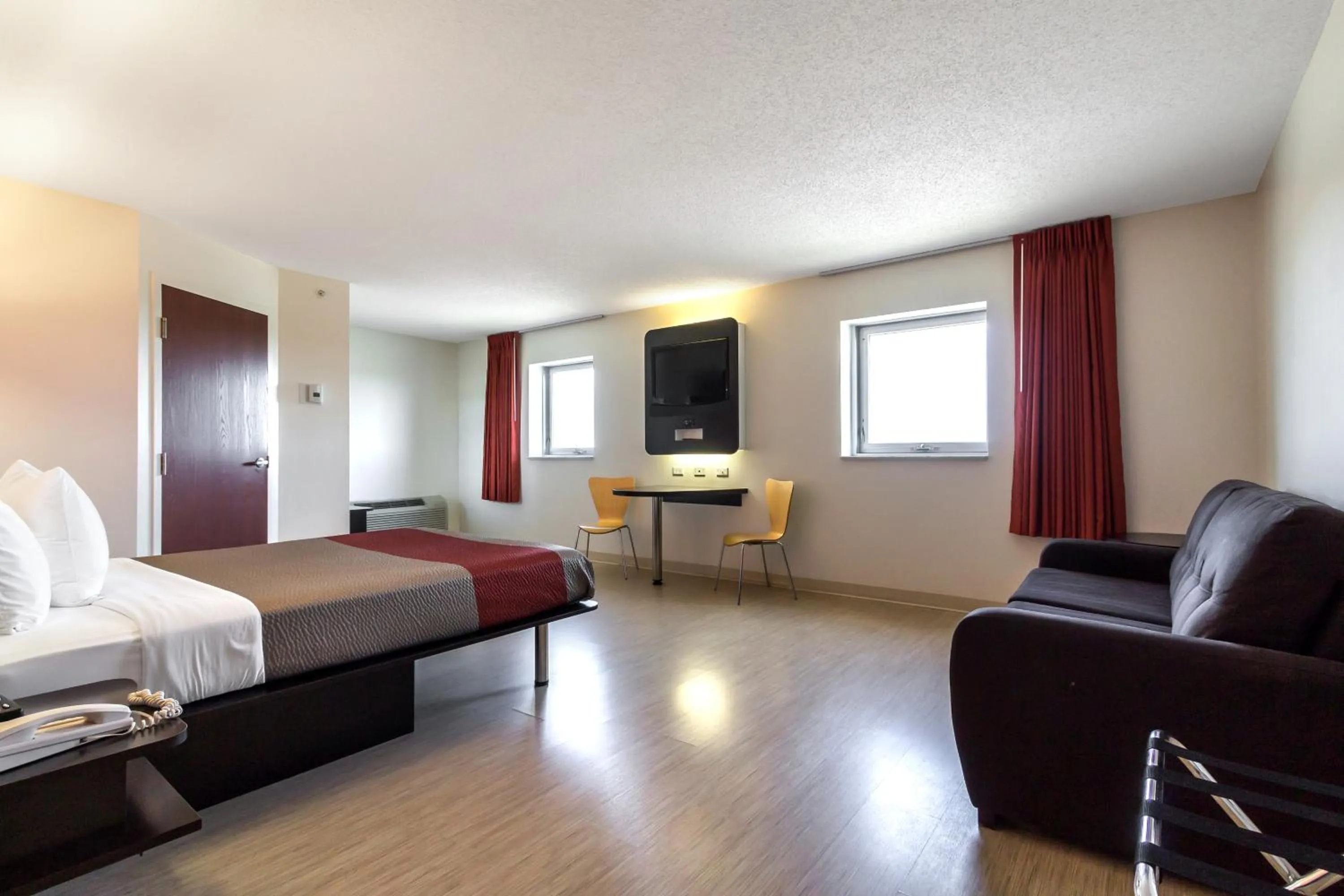 Photo of the whole room, Bed in Motel 6-Kingston, ON