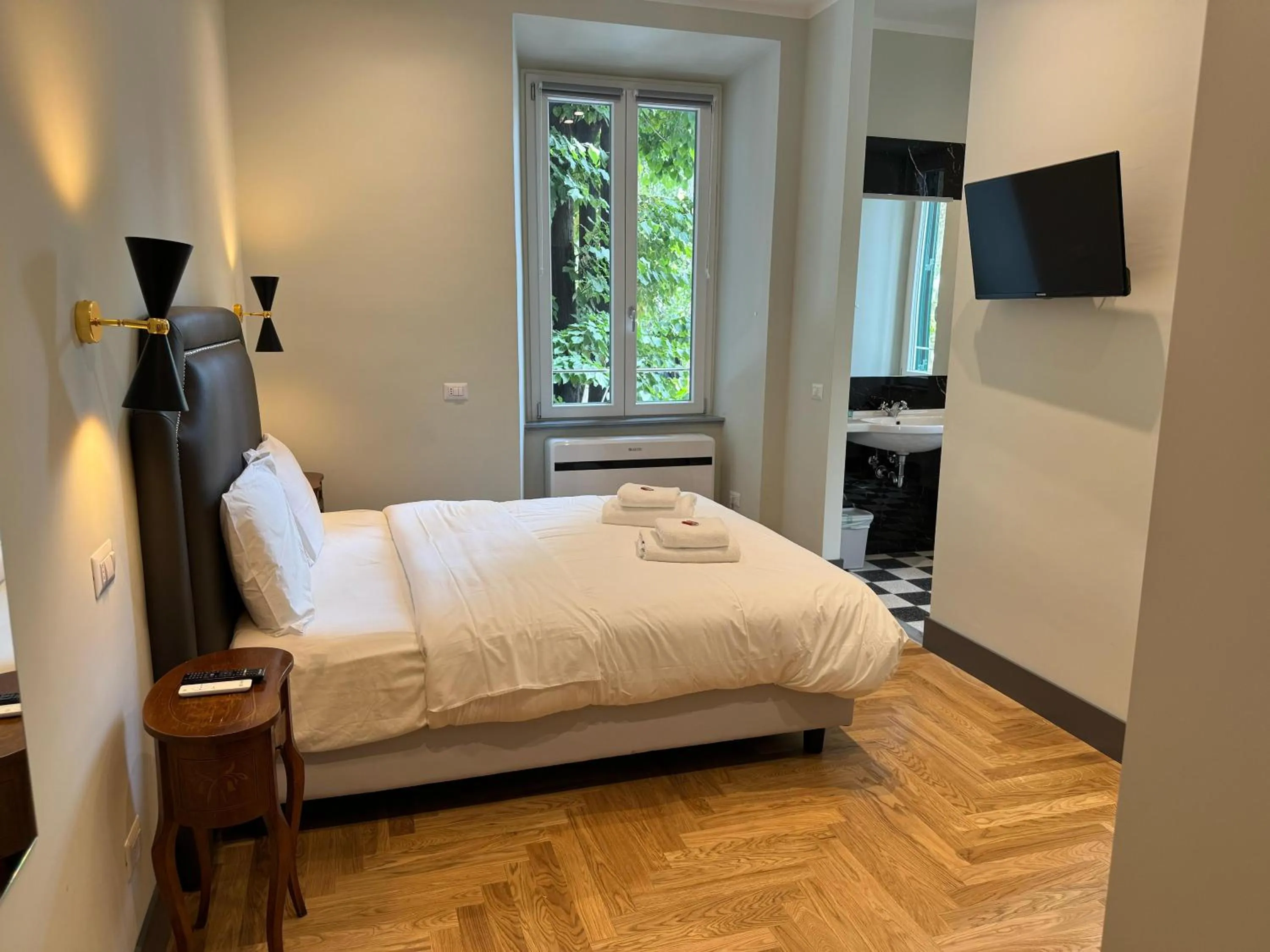 Photo of the whole room, Bed in Santa Monica Townhouse