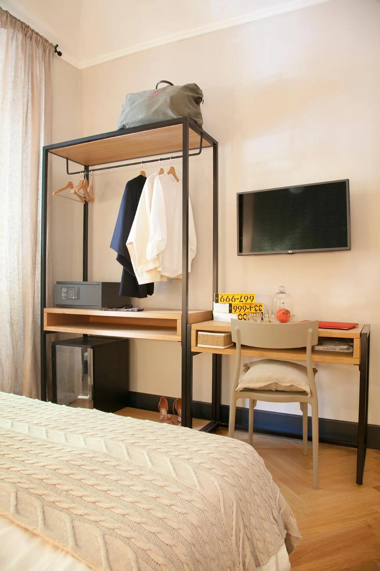 Photo of the whole room, Bed in Santa Monica Townhouse