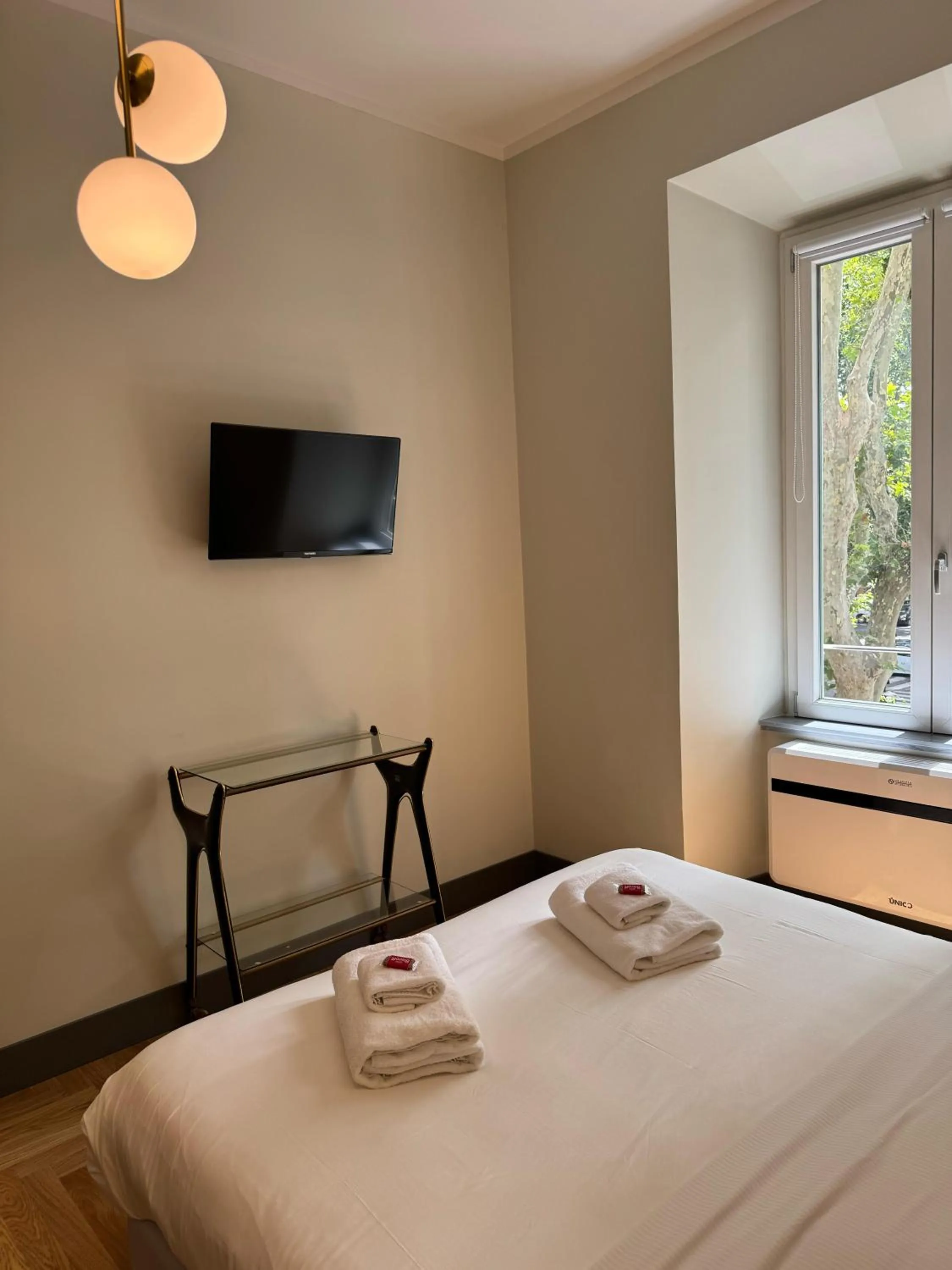 TV and multimedia, Bed in Santa Monica Townhouse