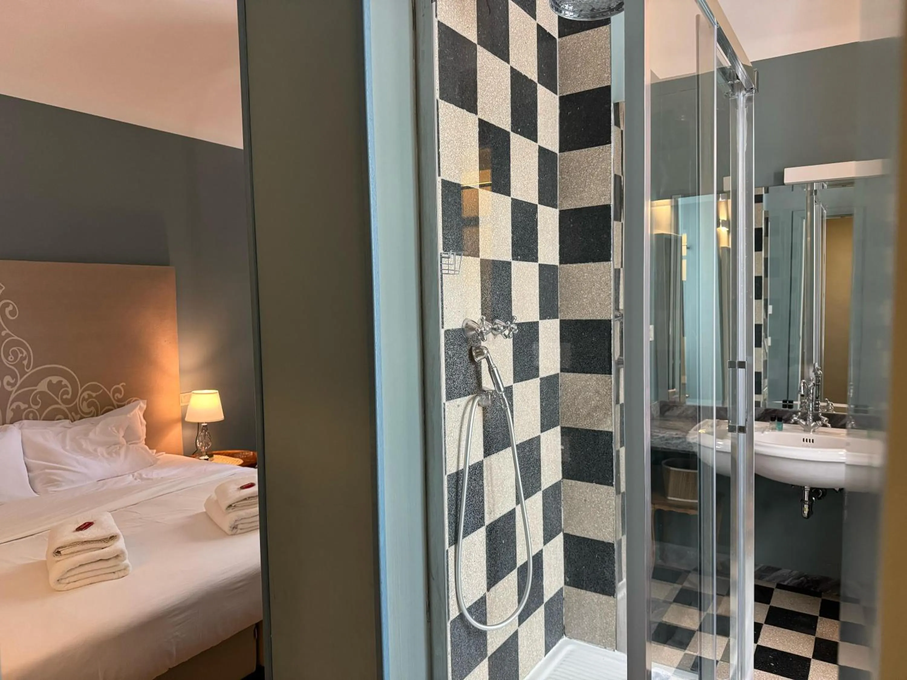 Shower, Bed in Santa Monica Townhouse