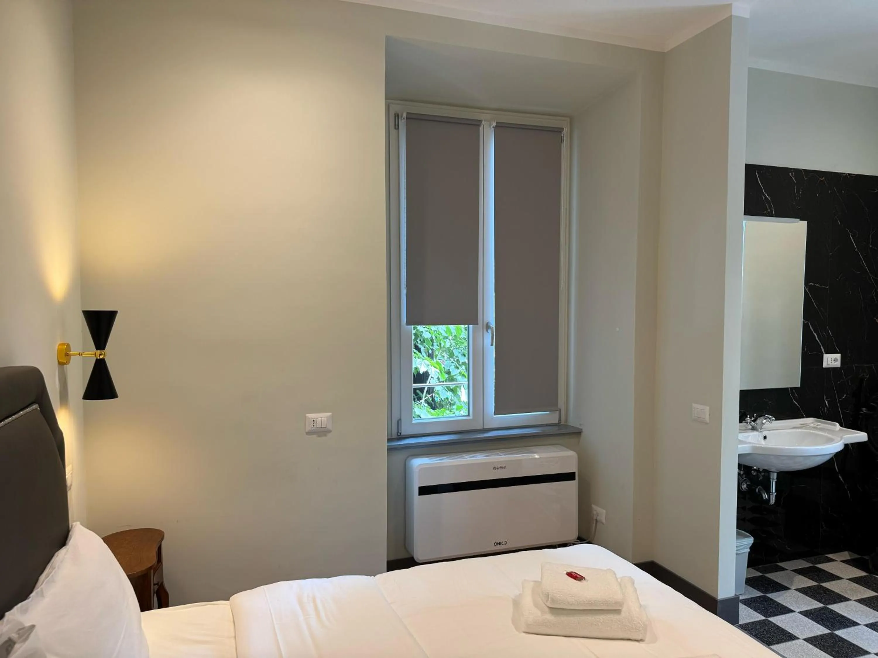 Photo of the whole room, Bed in Santa Monica Townhouse