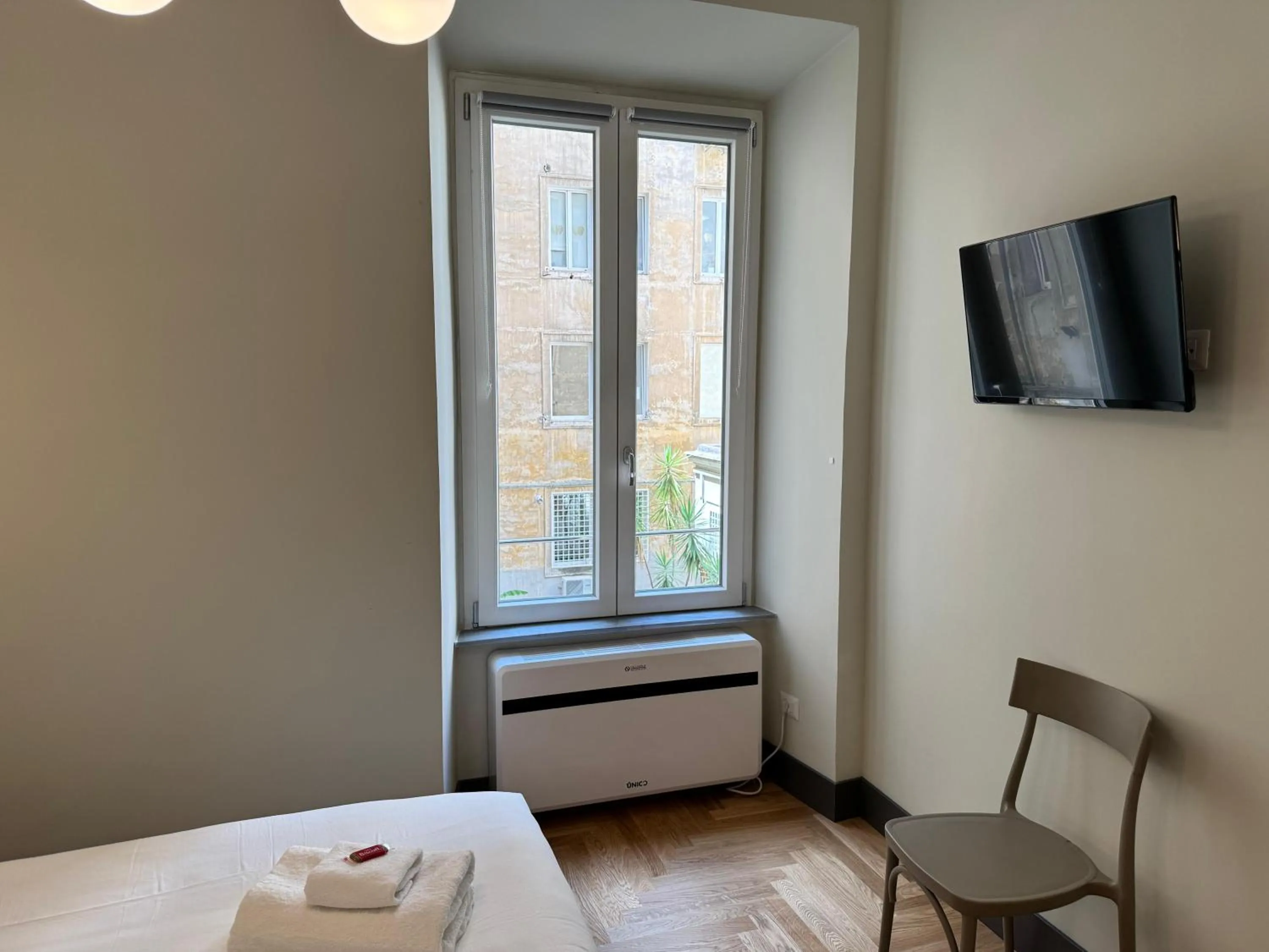 TV and multimedia, Bed in Santa Monica Townhouse