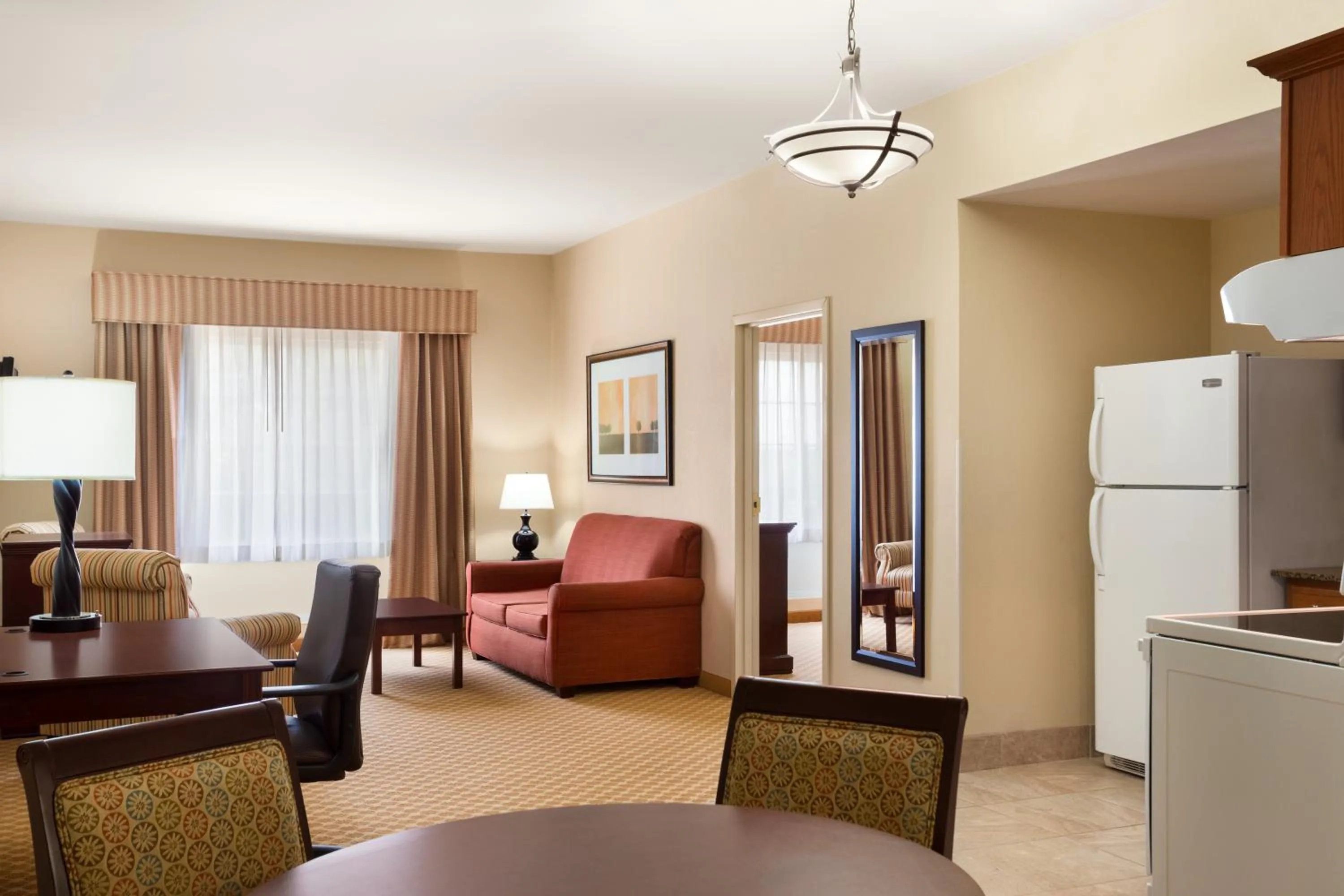 Living room in Country Inn & Suites by Radisson, Goodlettsville, TN