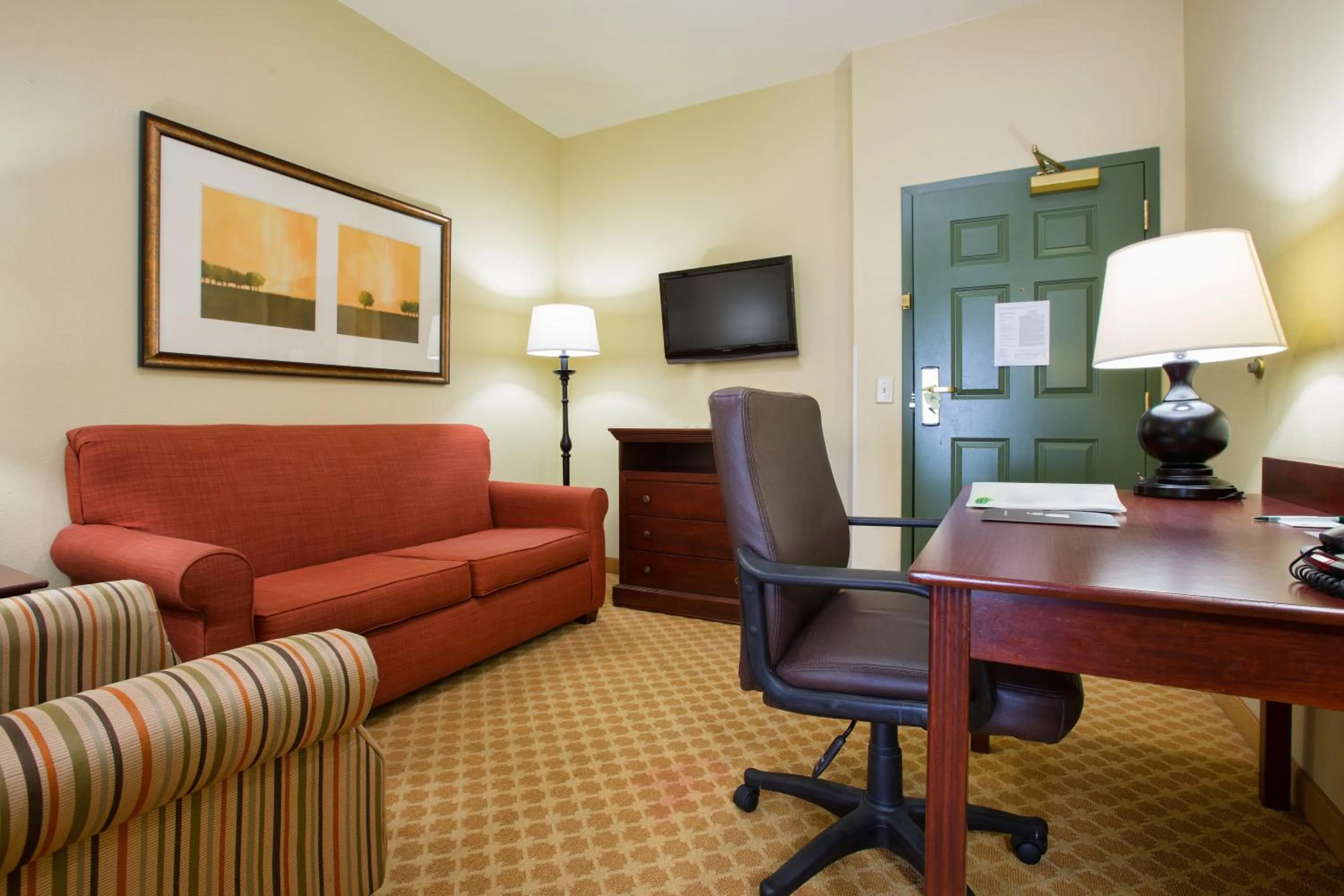Living room in Country Inn & Suites by Radisson, Goodlettsville, TN