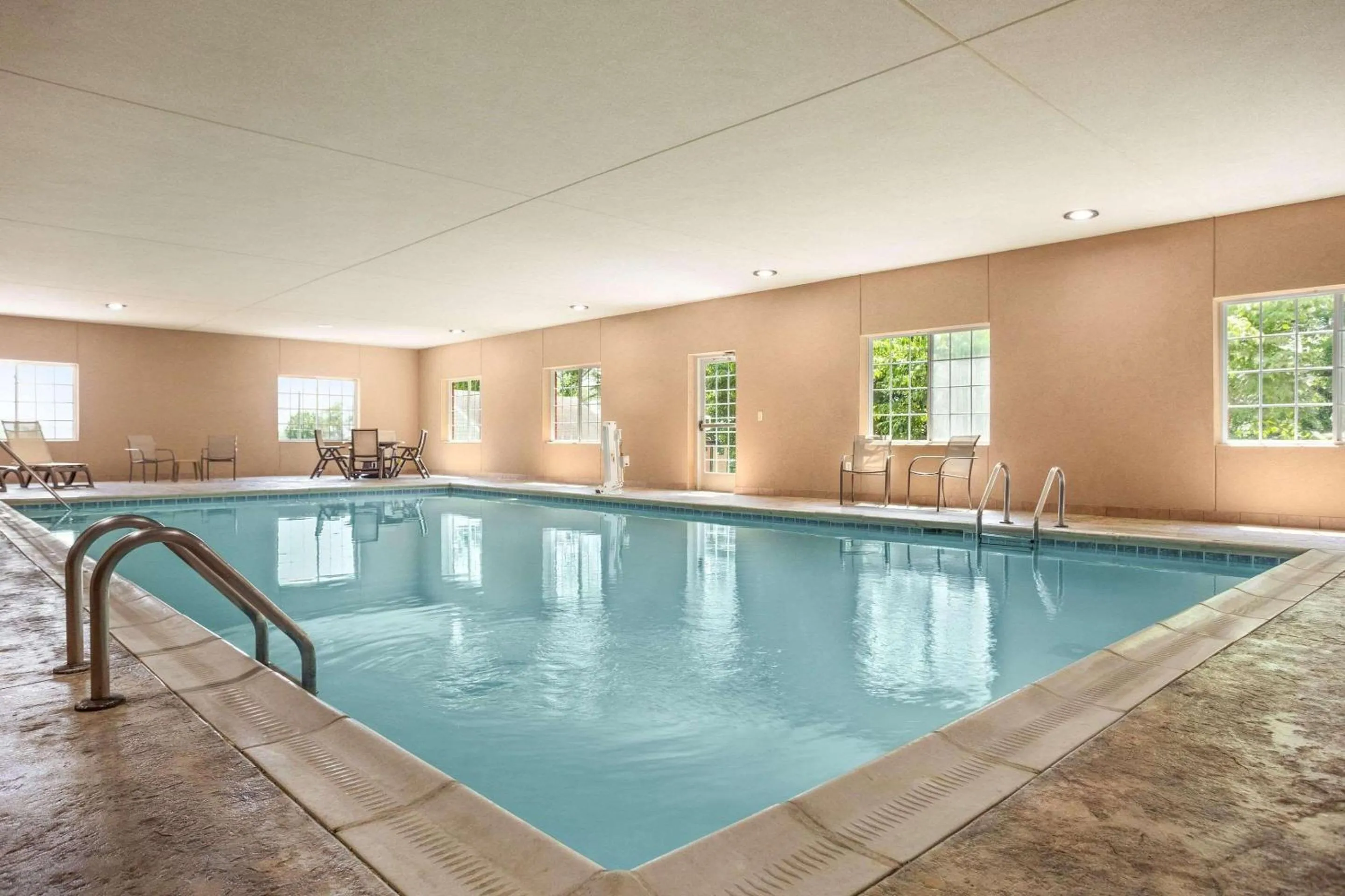 Swimming pool in Country Inn & Suites by Radisson, Goodlettsville, TN