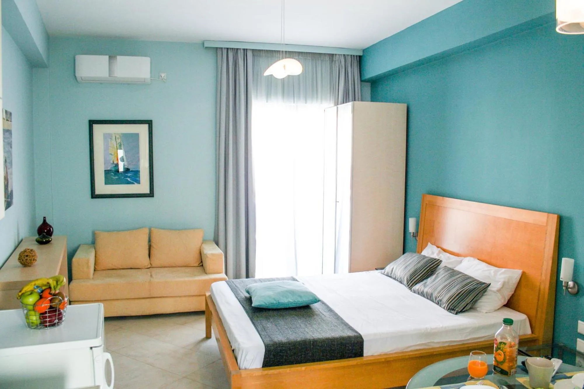 Living room, Bed in Dynasta Central Suites