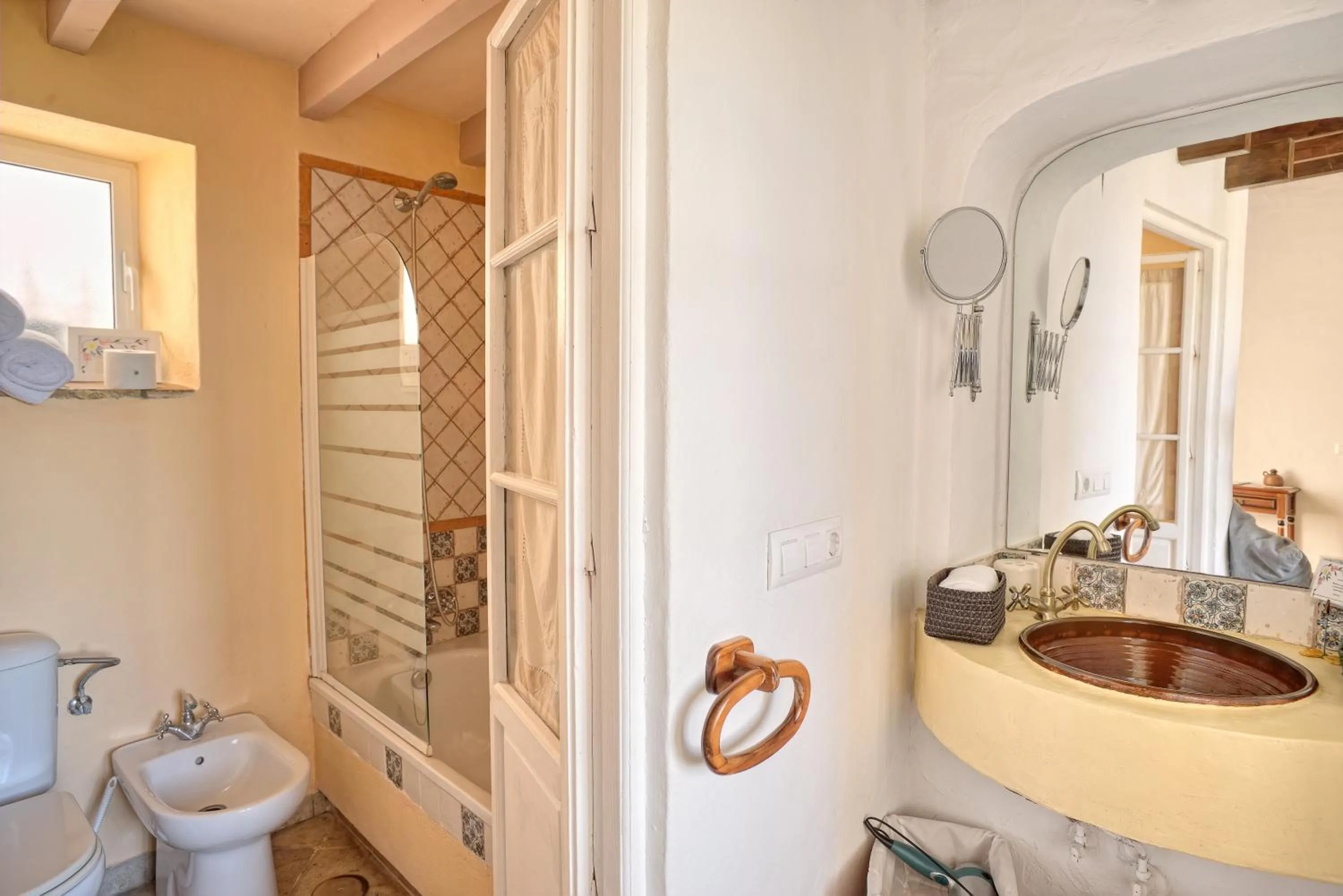 Bathroom in La Casa de Bovedas Charming Inn