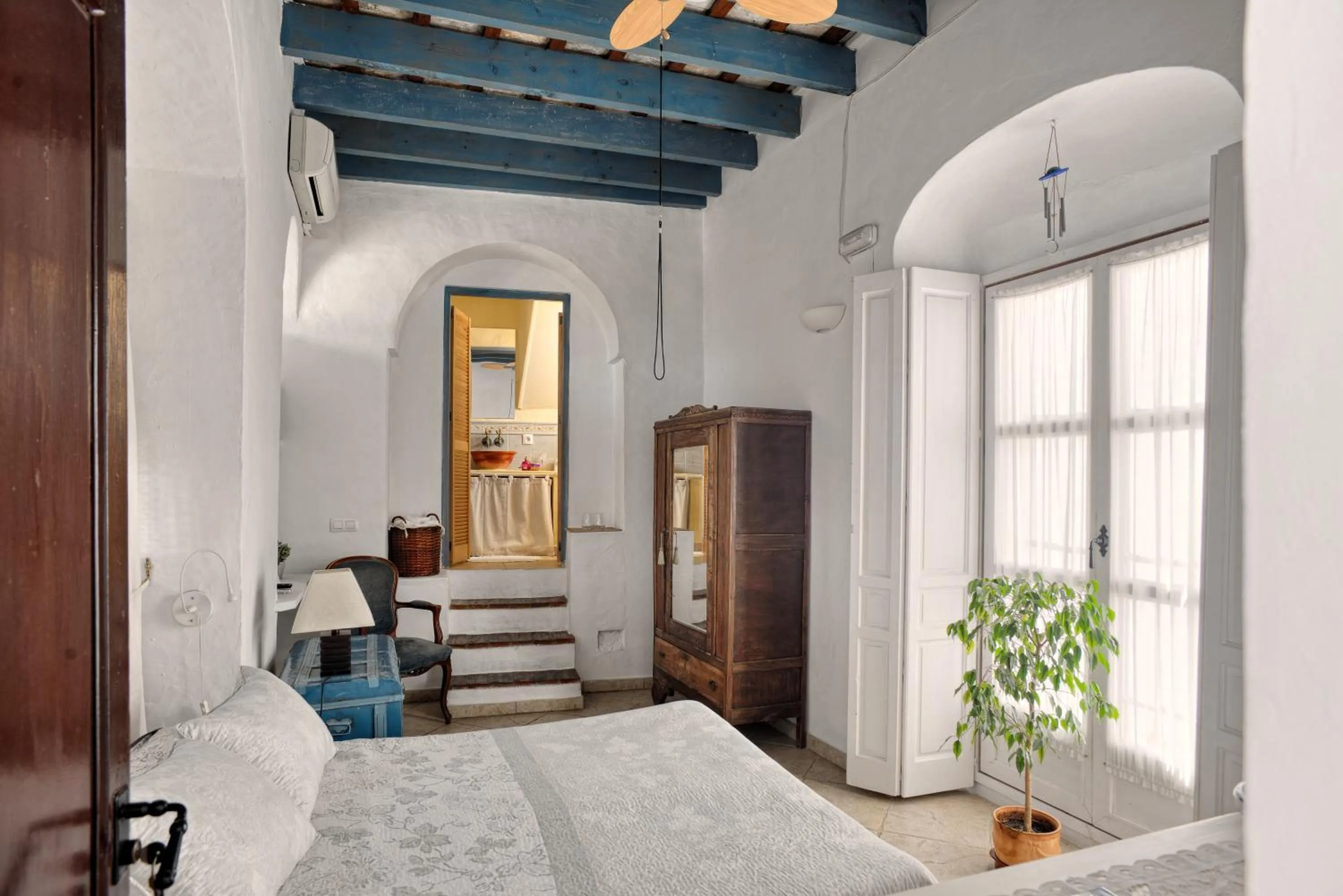 Photo of the whole room in La Casa de Bovedas Charming Inn