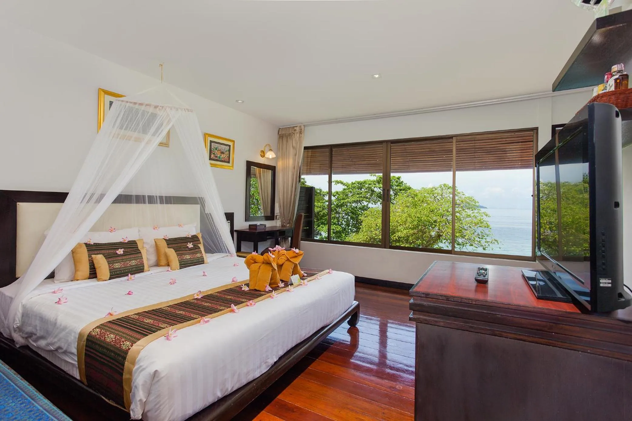 Bedroom, Bed in Phi Phi Natural Resort