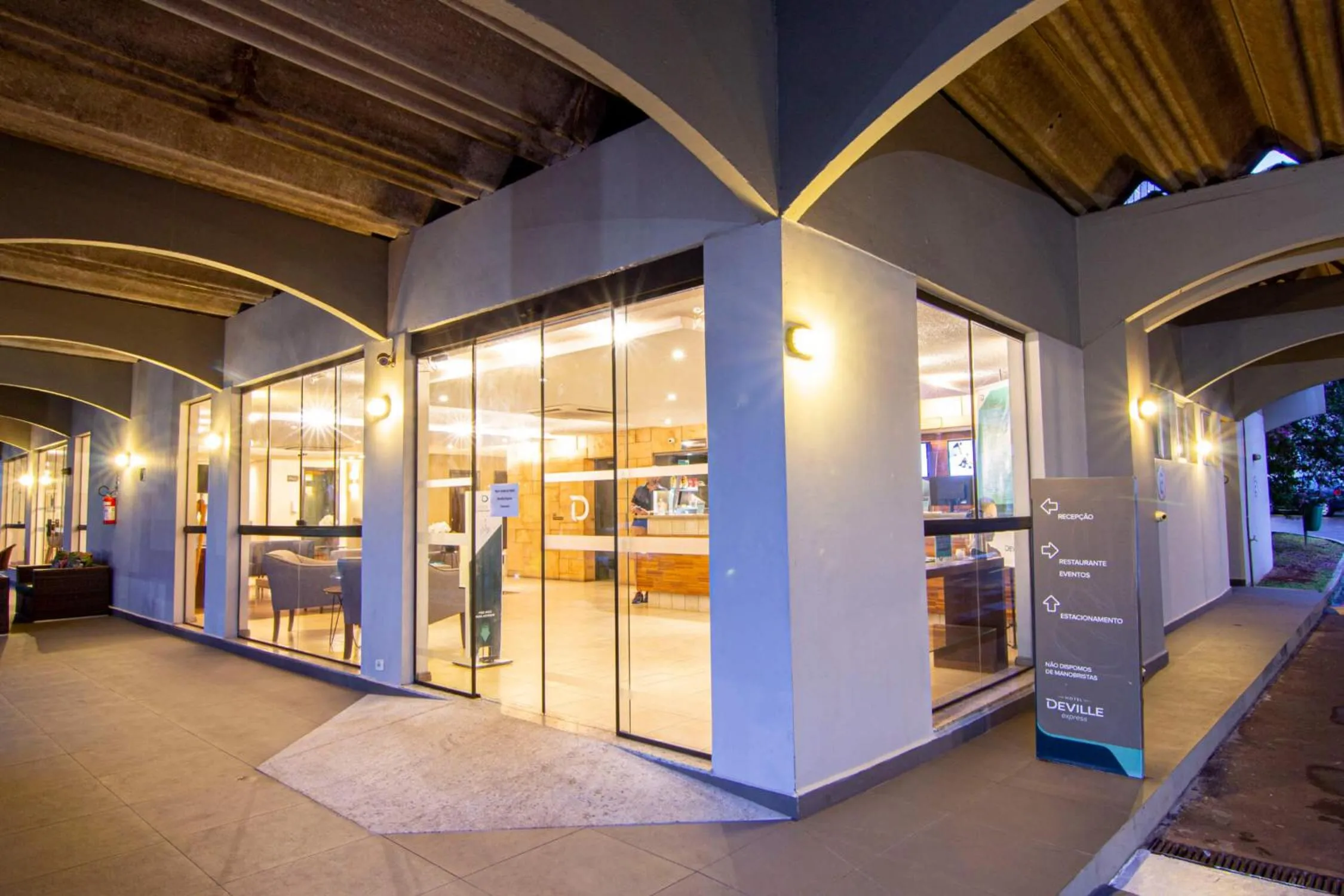 Facade/entrance in Hotel Deville Express Cascavel