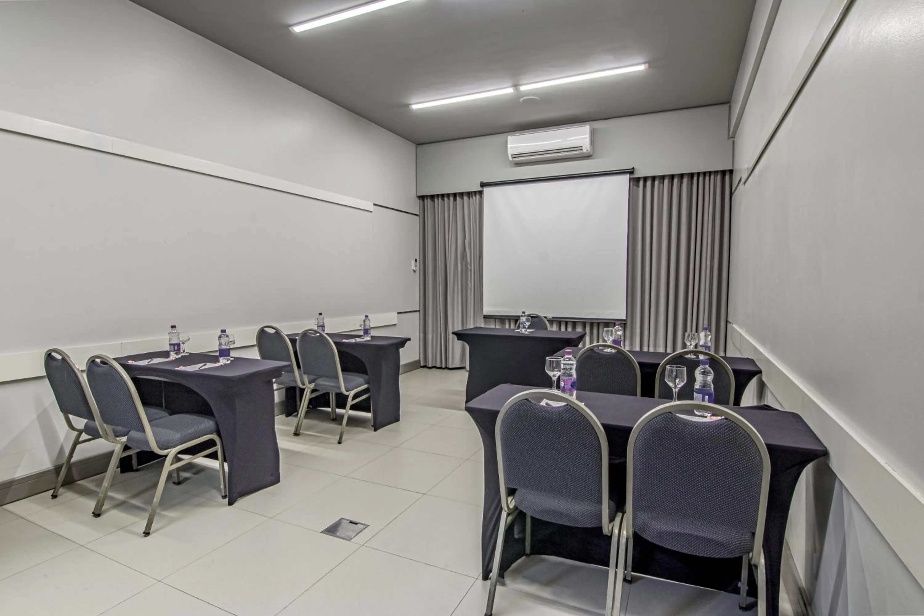 Meeting/conference room in Hotel Deville Express Cascavel