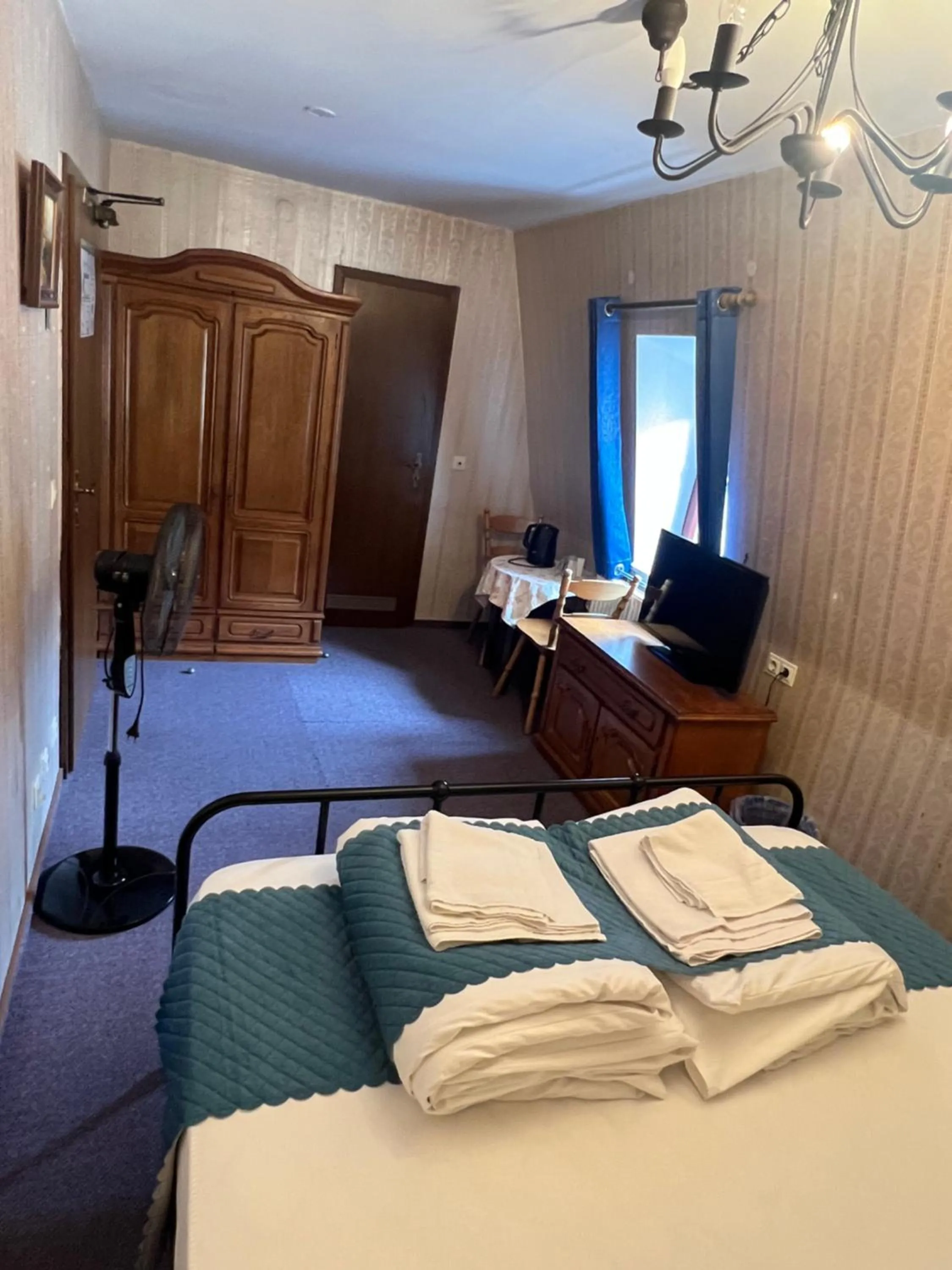 Bed in Hotel Schwarzer Adler